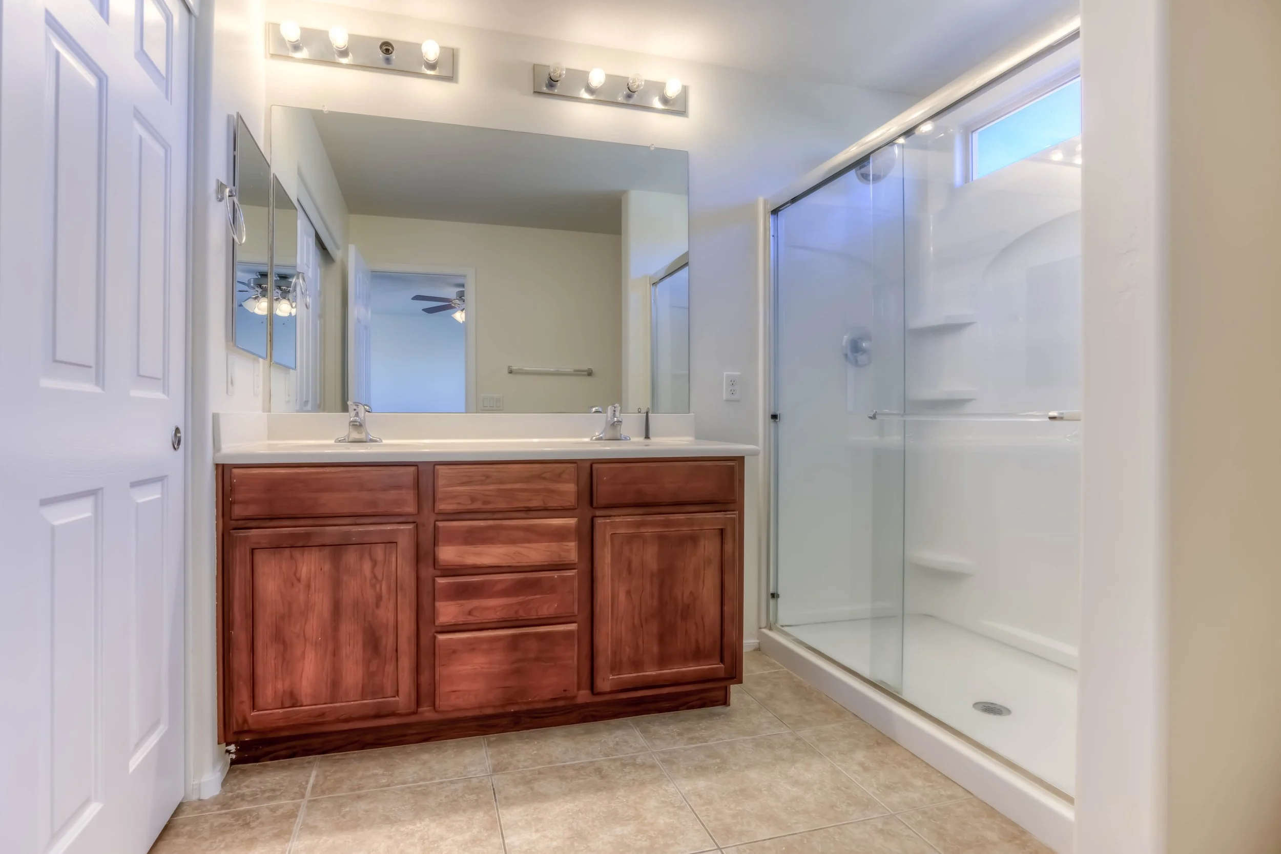25 Main Bathroom.jpg