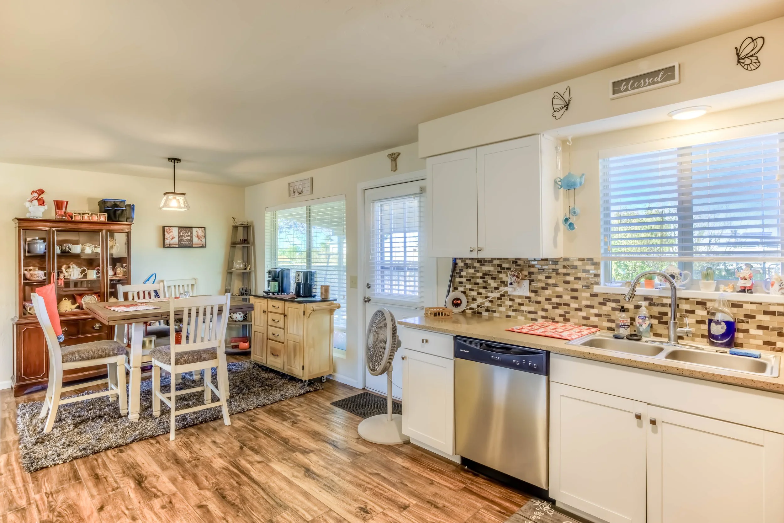 15 Kitchen photo b.jpg