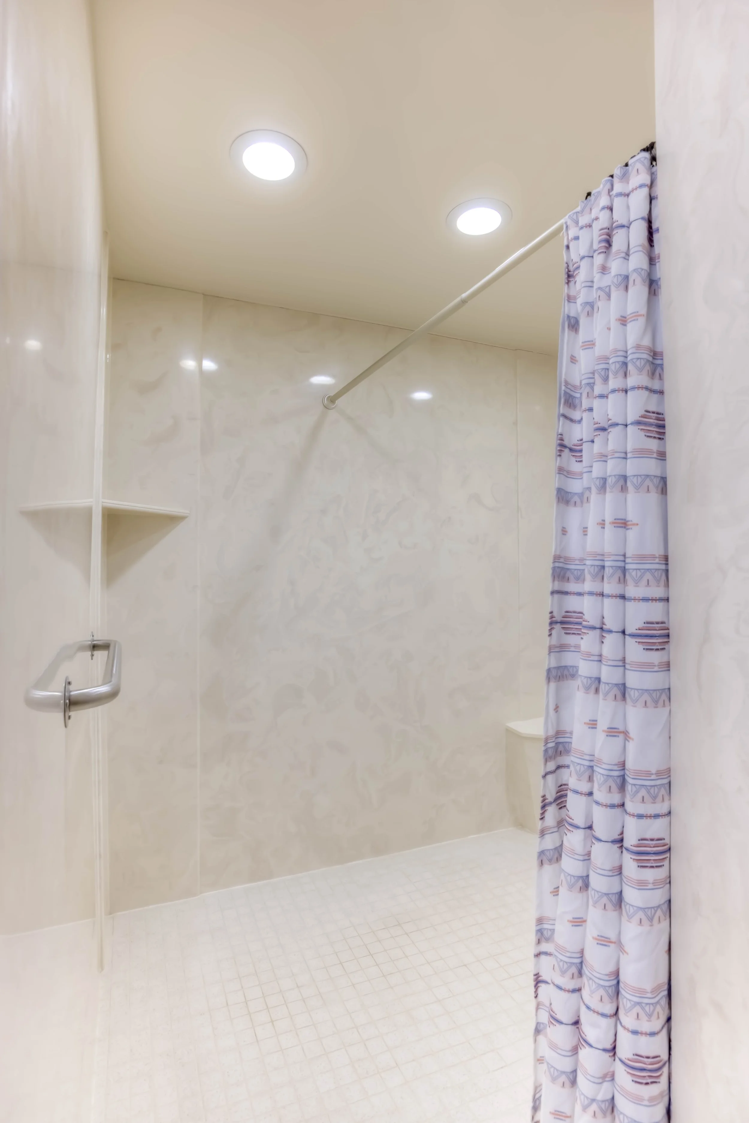 19 Main Bathroom photo b.jpg