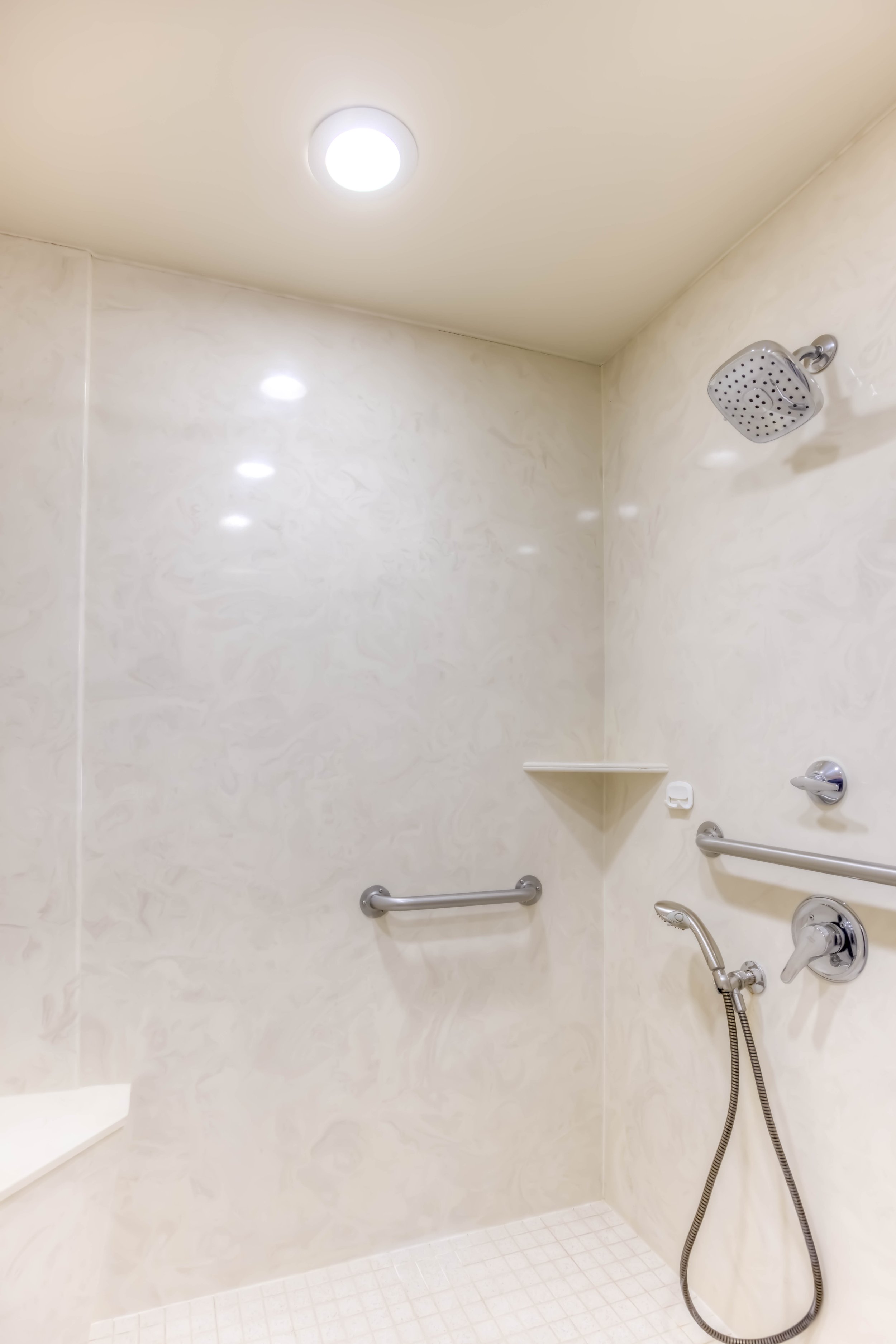 20 Main Bathroom photo c.jpg