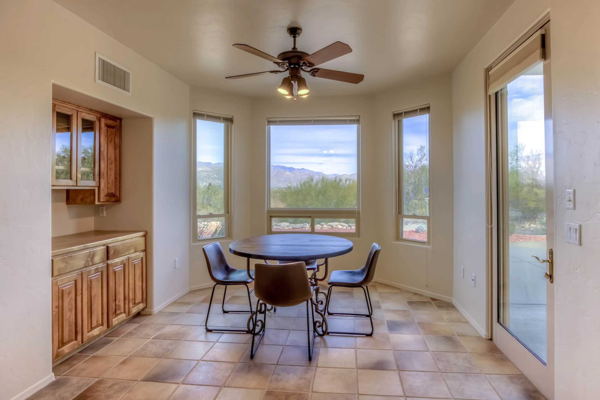 24 Dining Room photo a.jpg