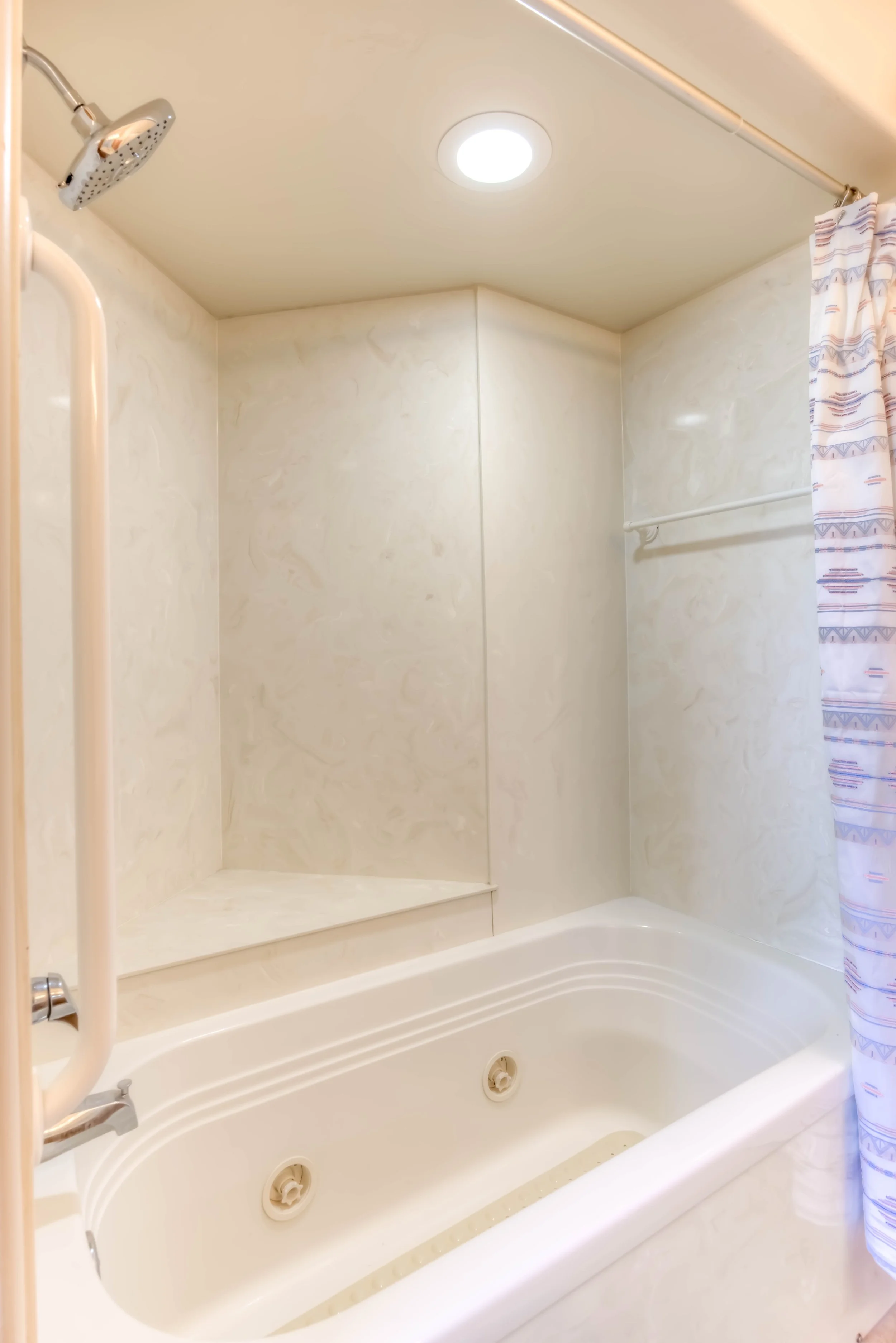 28 Bathroom photo b.jpg