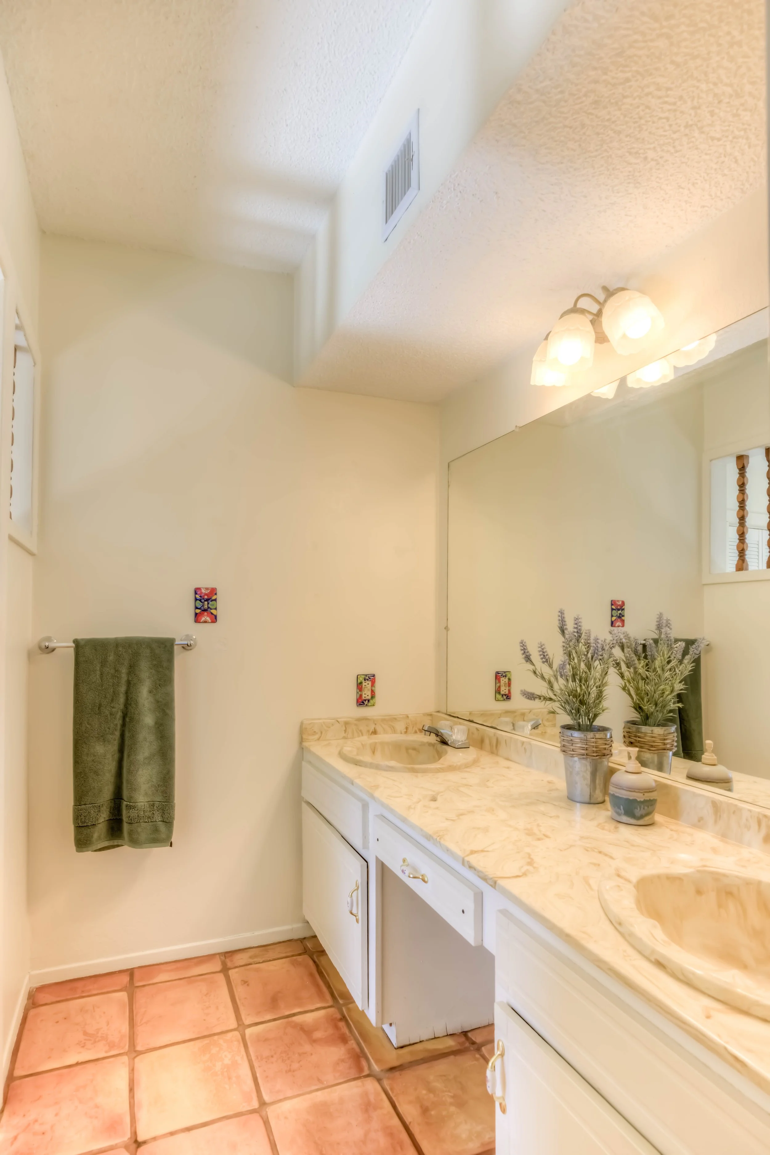 25 Main Bathroom photo a.jpg