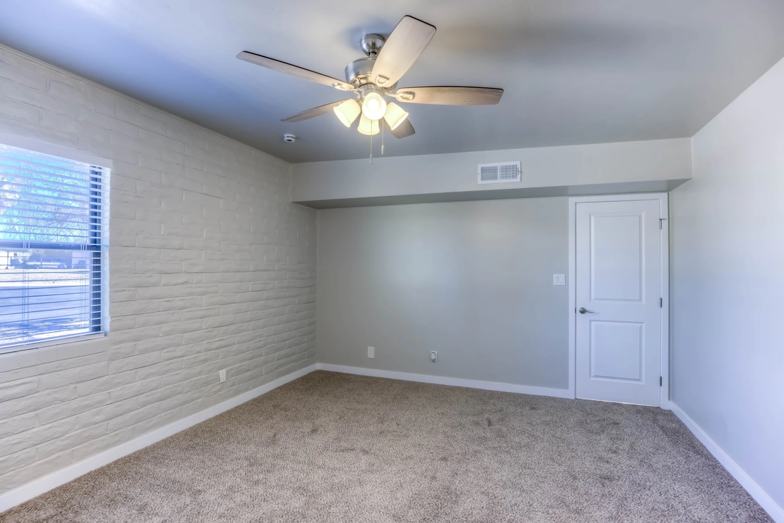 15 Main Bedroom photo b.jpg