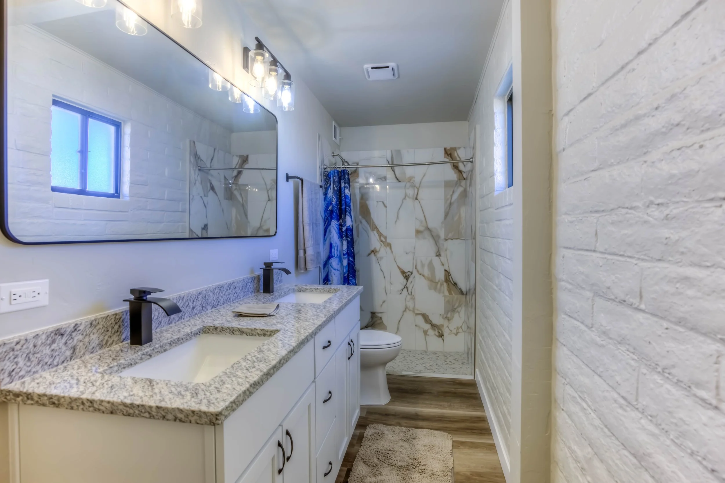 17 Main Bathroom.jpg