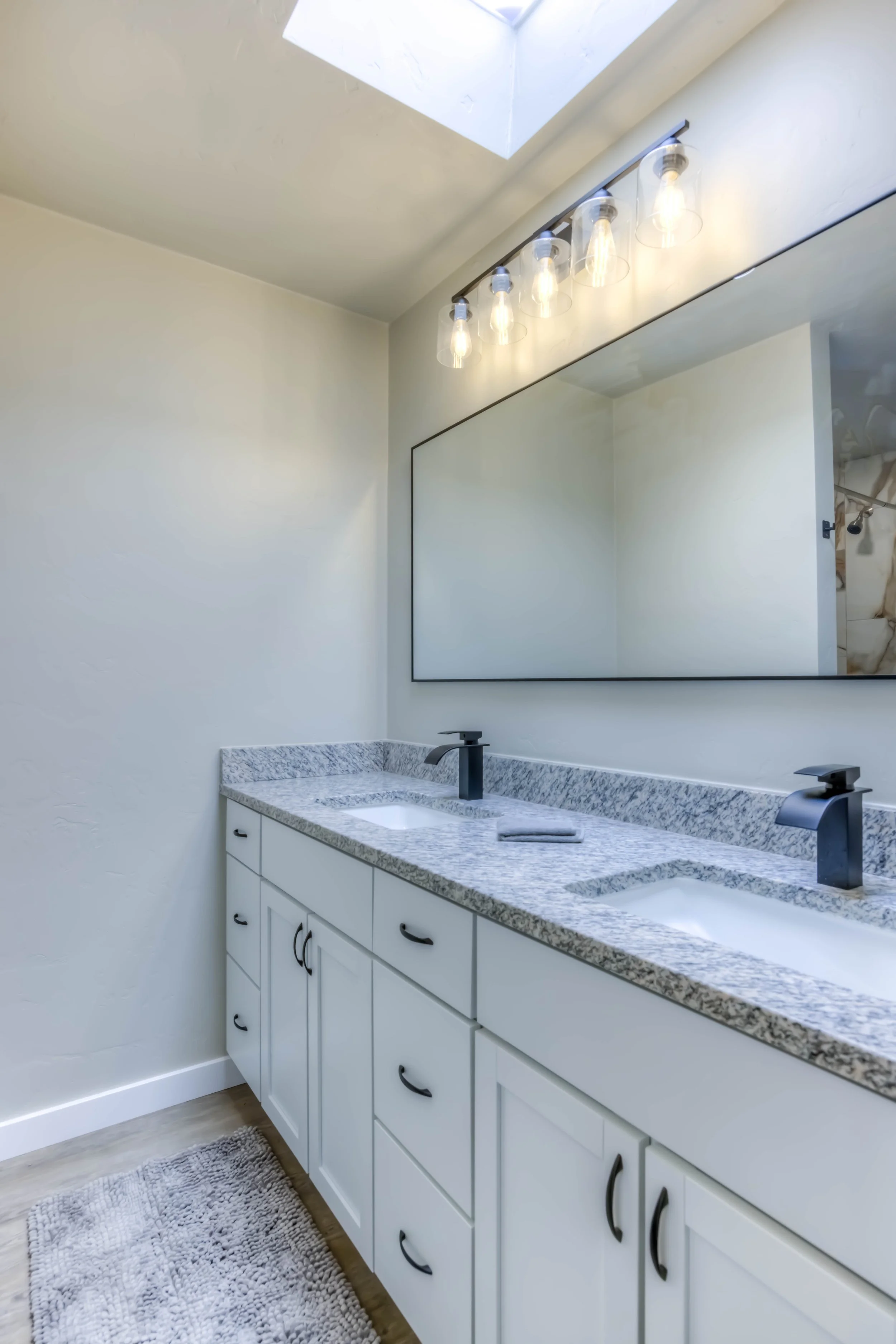 18 Bathroom 1 photo a.jpg