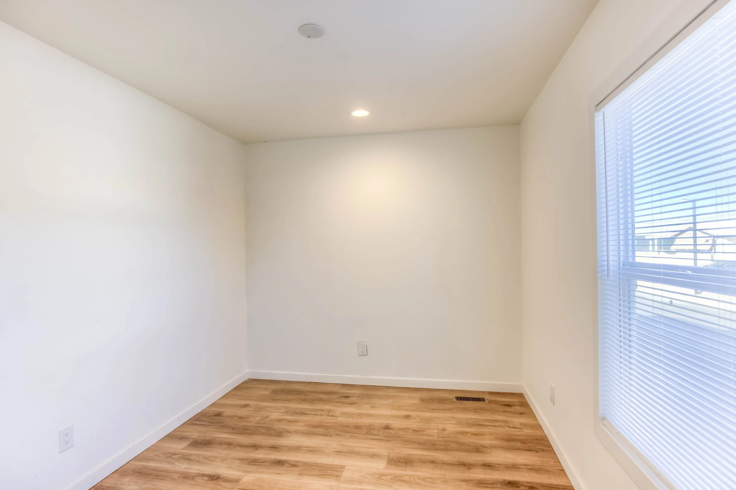 10 Bedroom 1 photo a.jpg