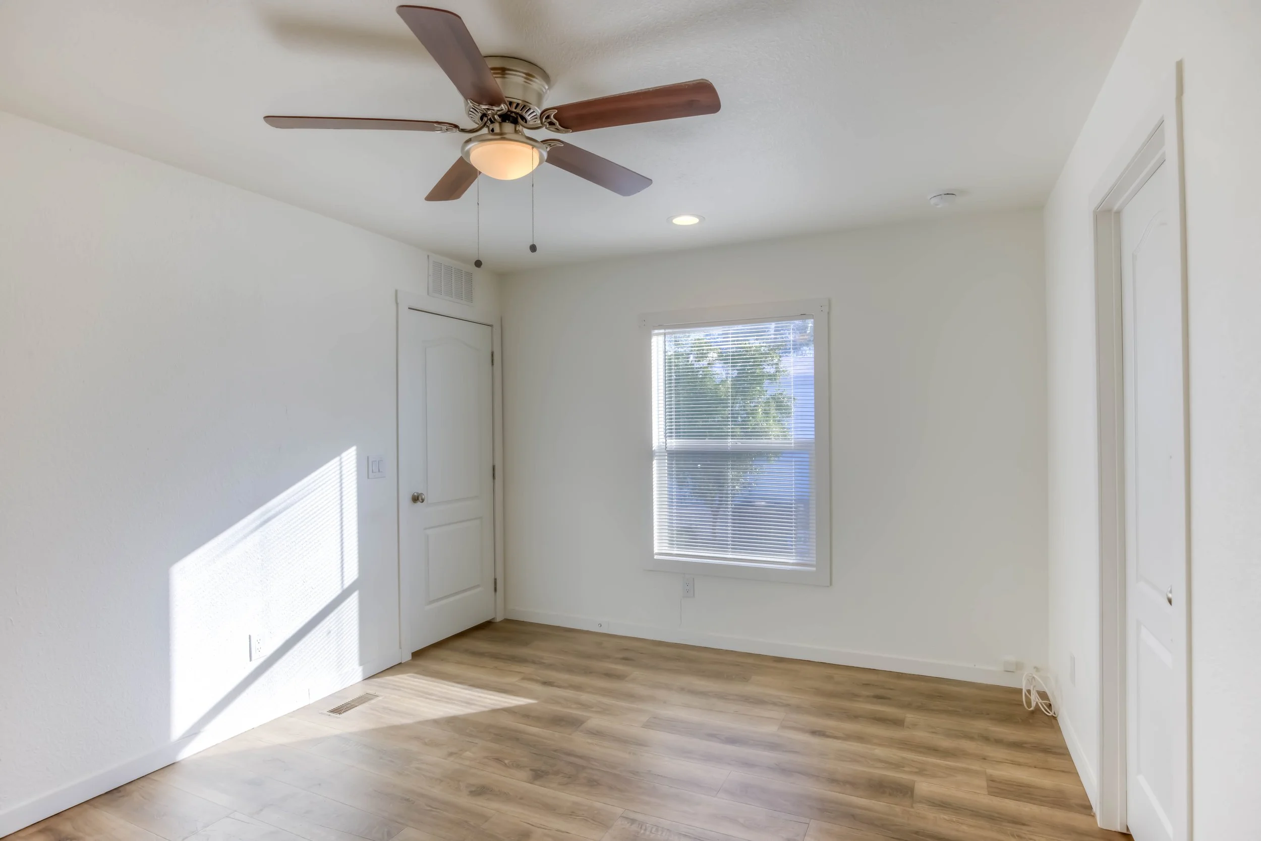 26 Main Bedroom photo b.jpg