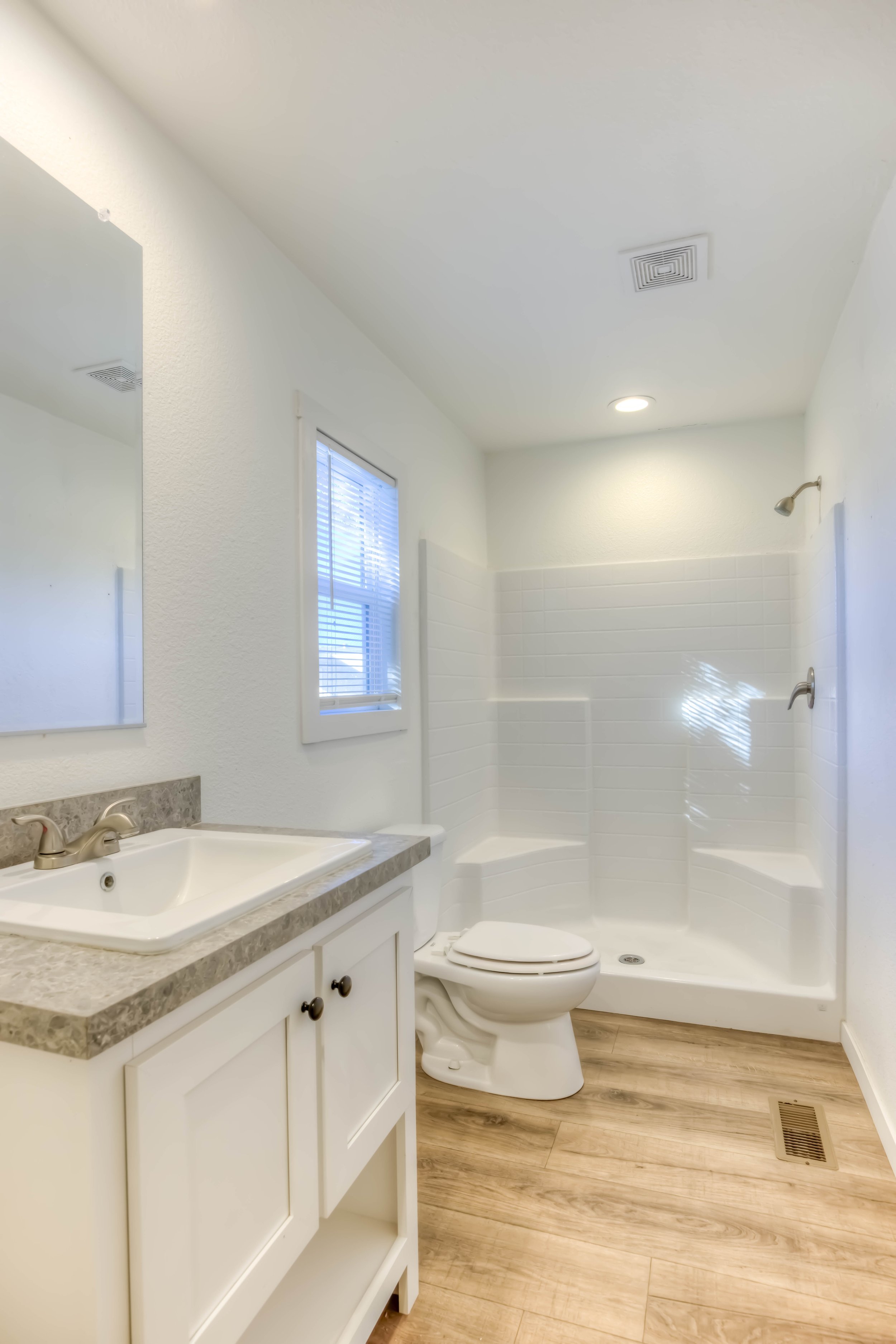 27 Main Bathroom.jpg