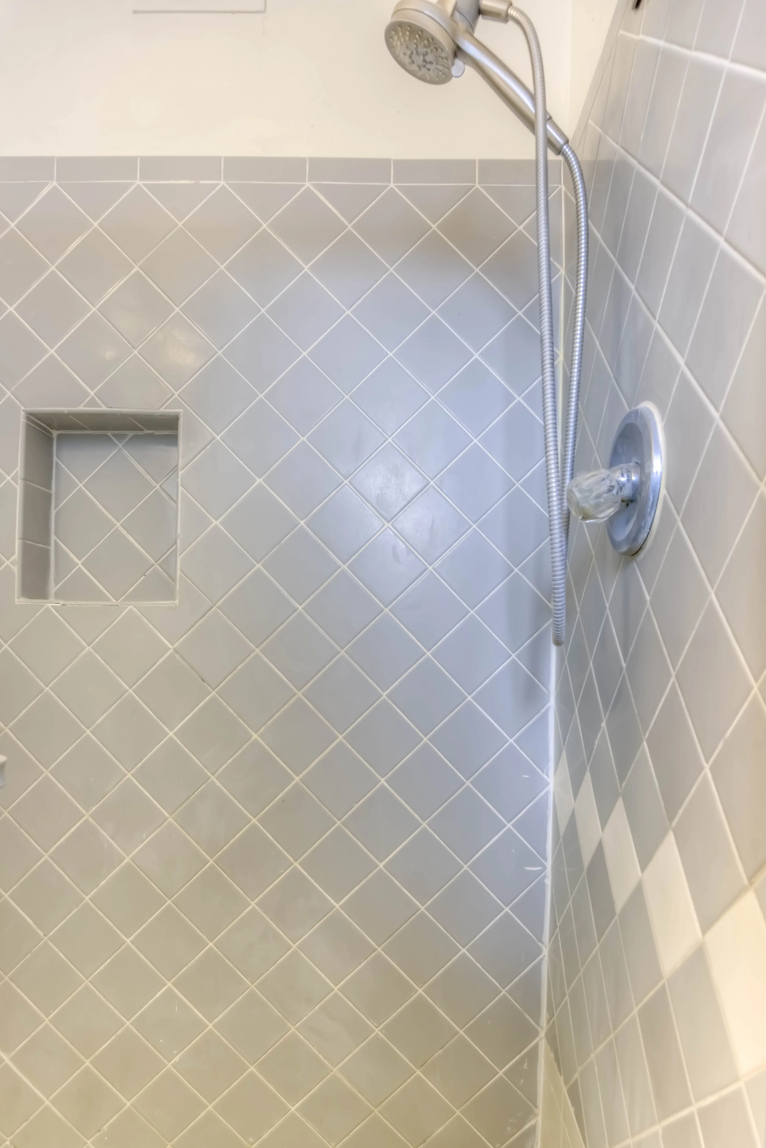 19 Main Bathroom photo b.jpg