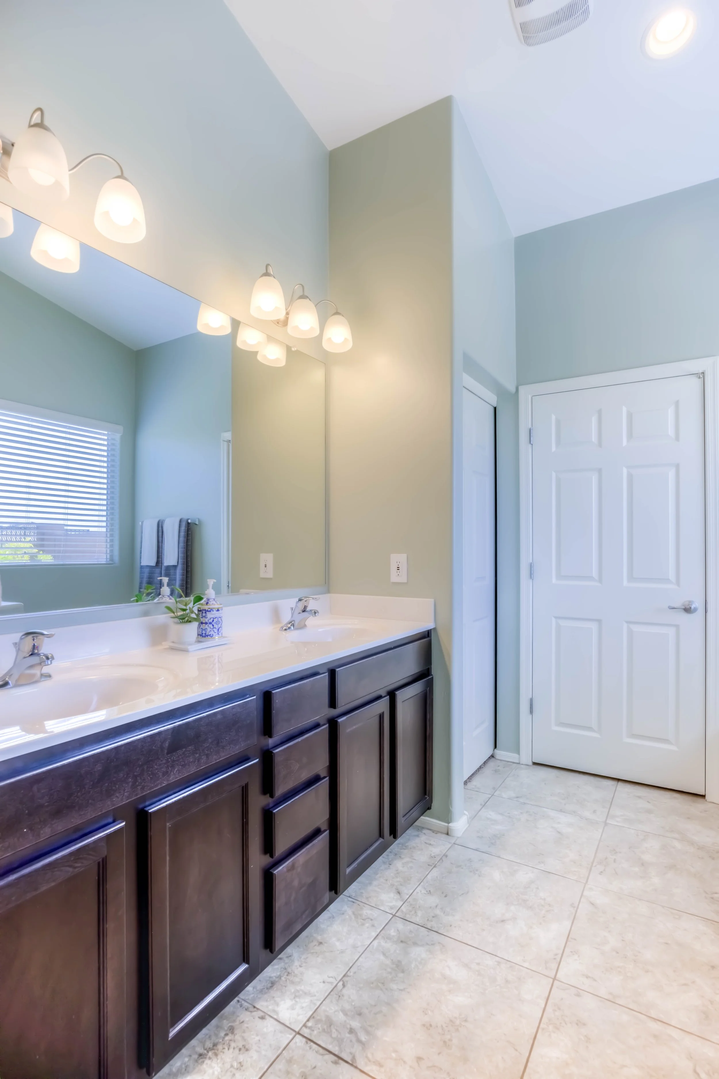 22 Main Bathroom photo a.jpg