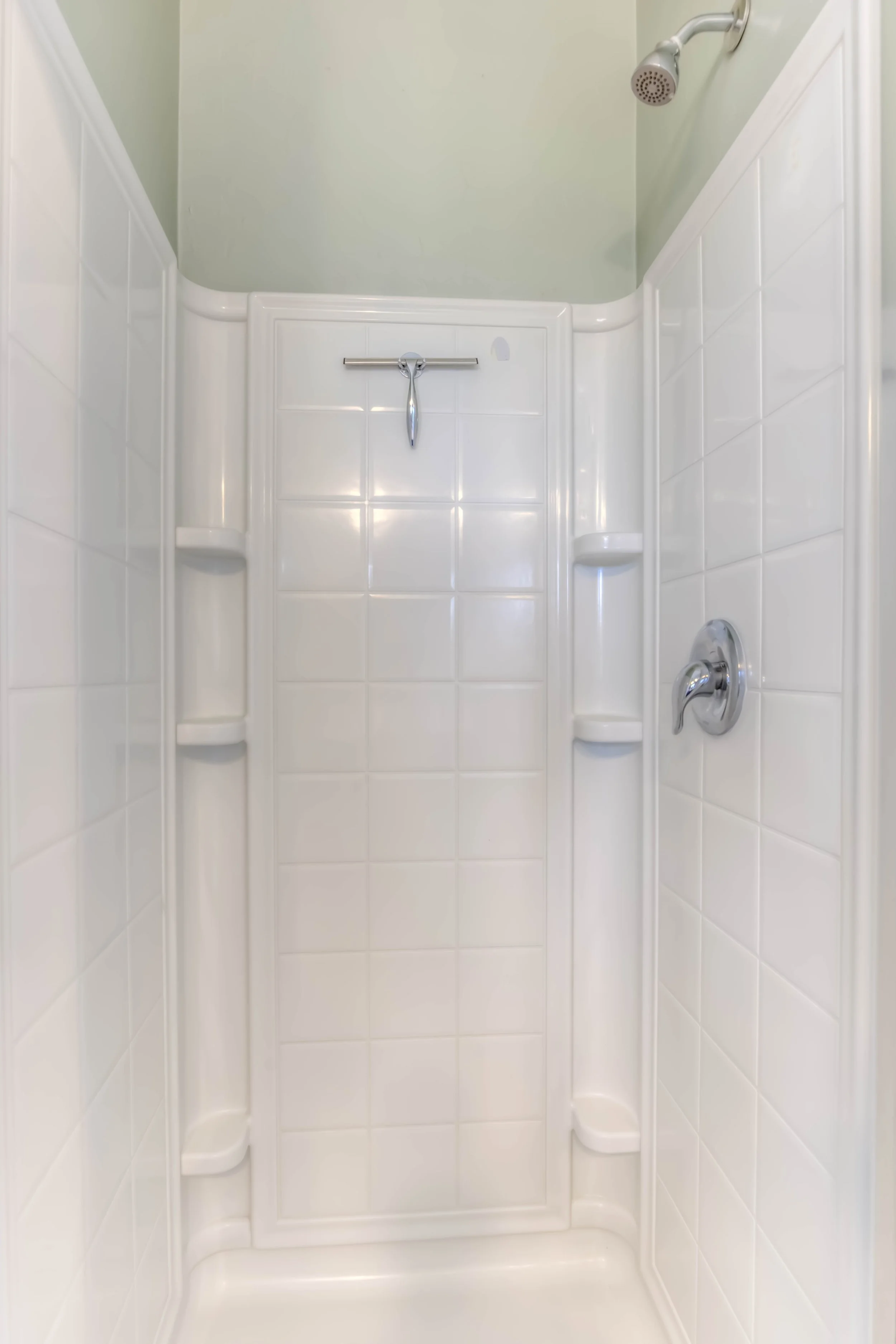 23 Main Bathroom photo b.jpg