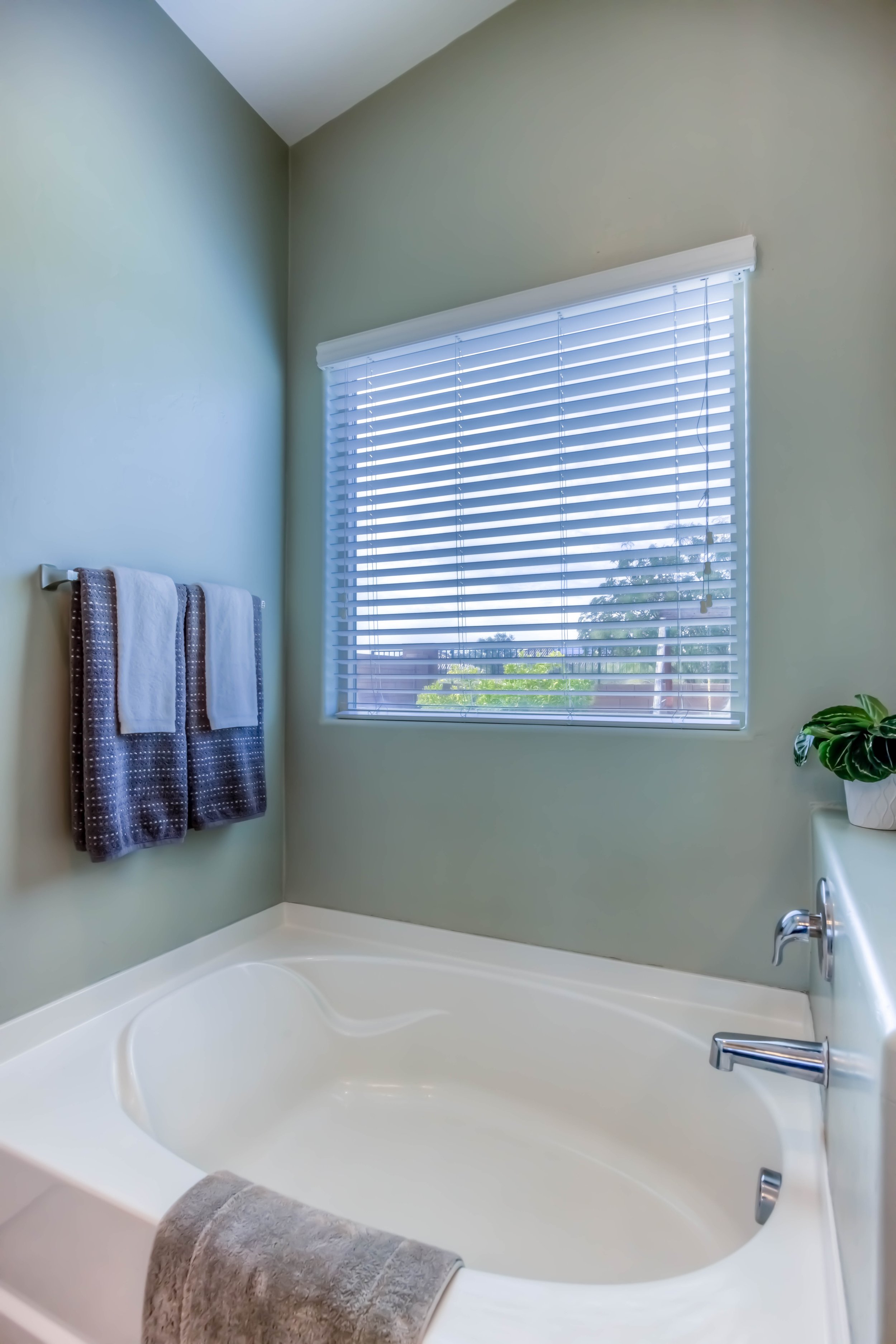 24 Main Bathroom photo c.jpg