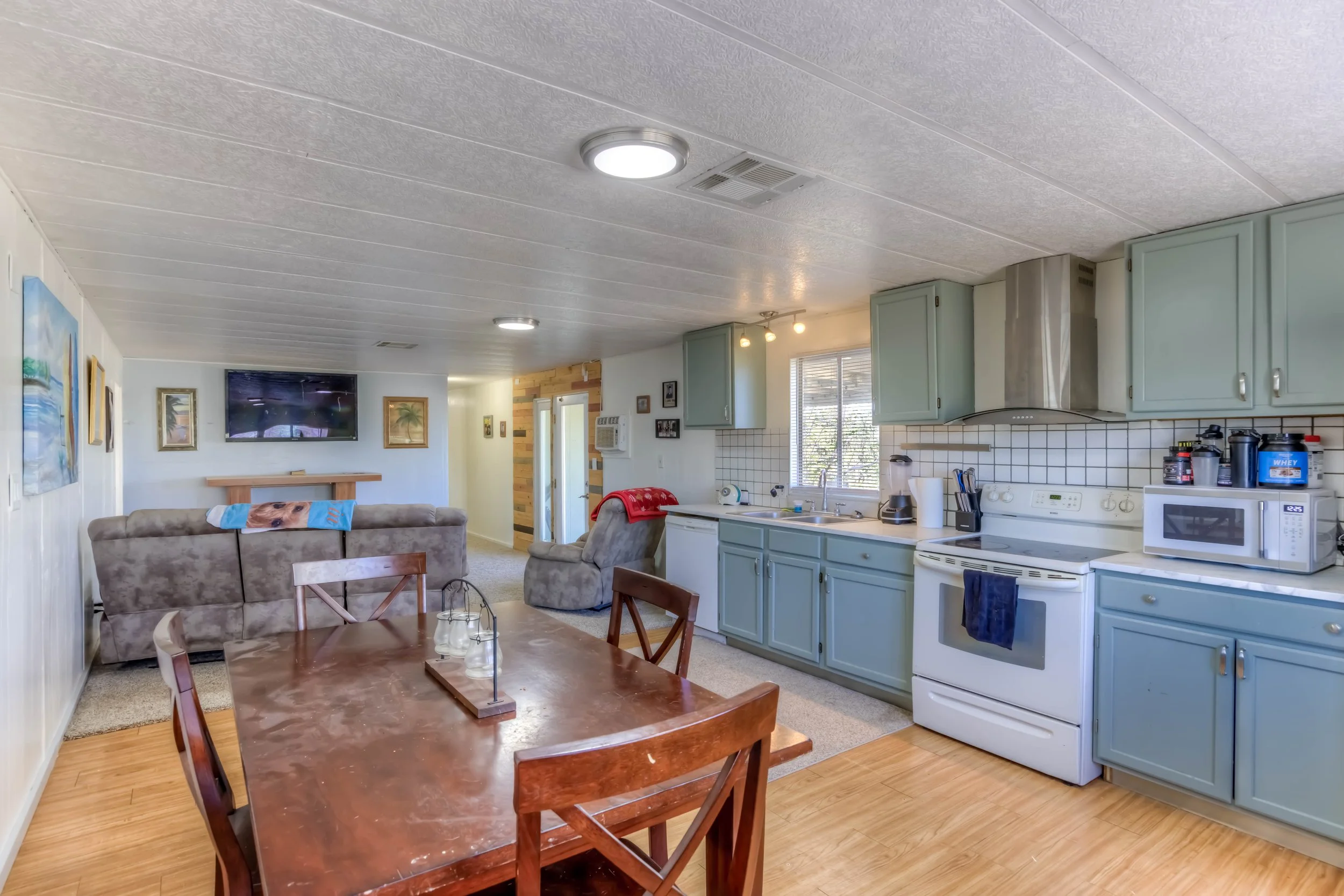 15 Kitchen photo b.jpg