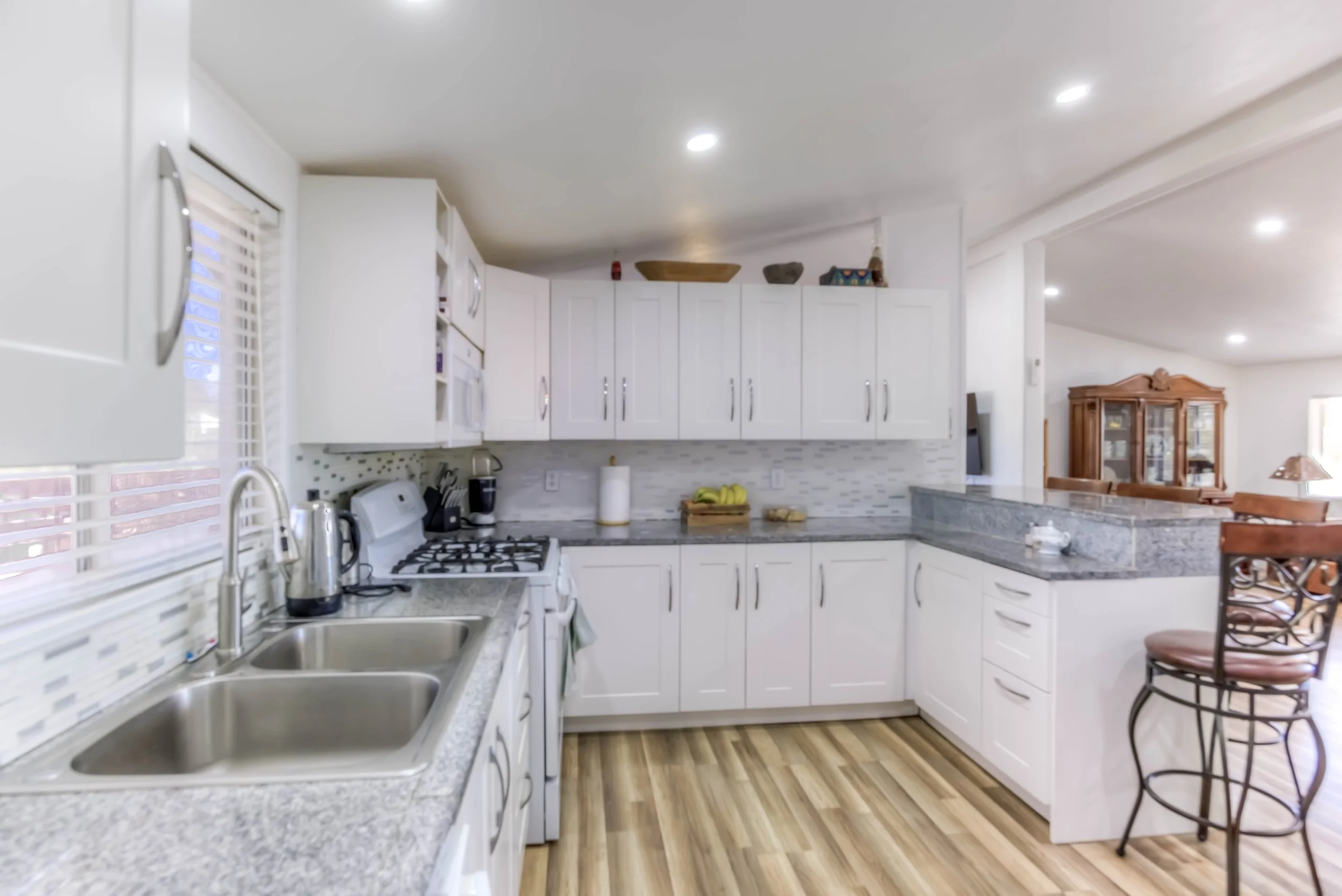 16 Kitchen photo b.jpg