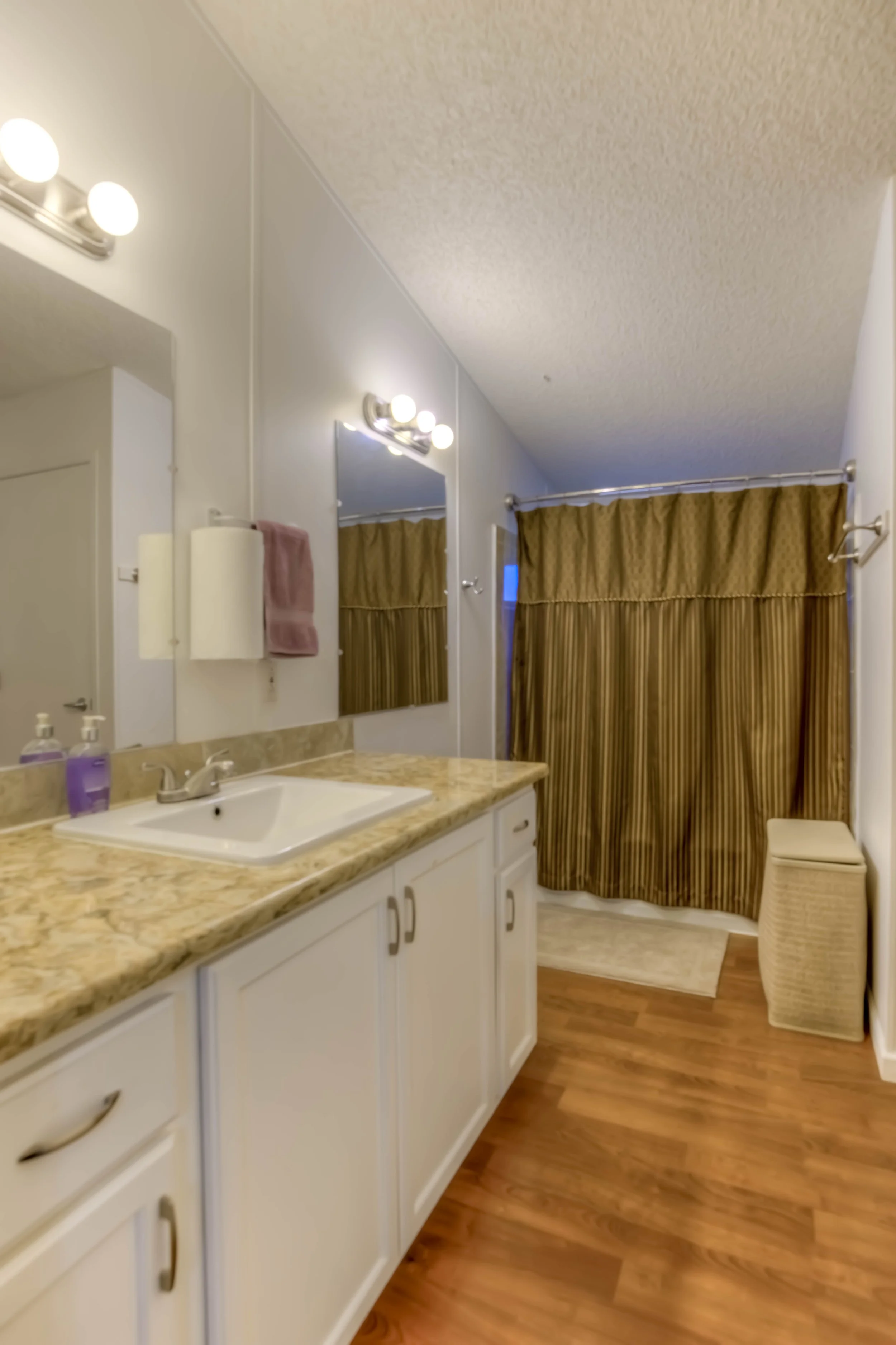 22 Main Bathroo,m.jpg