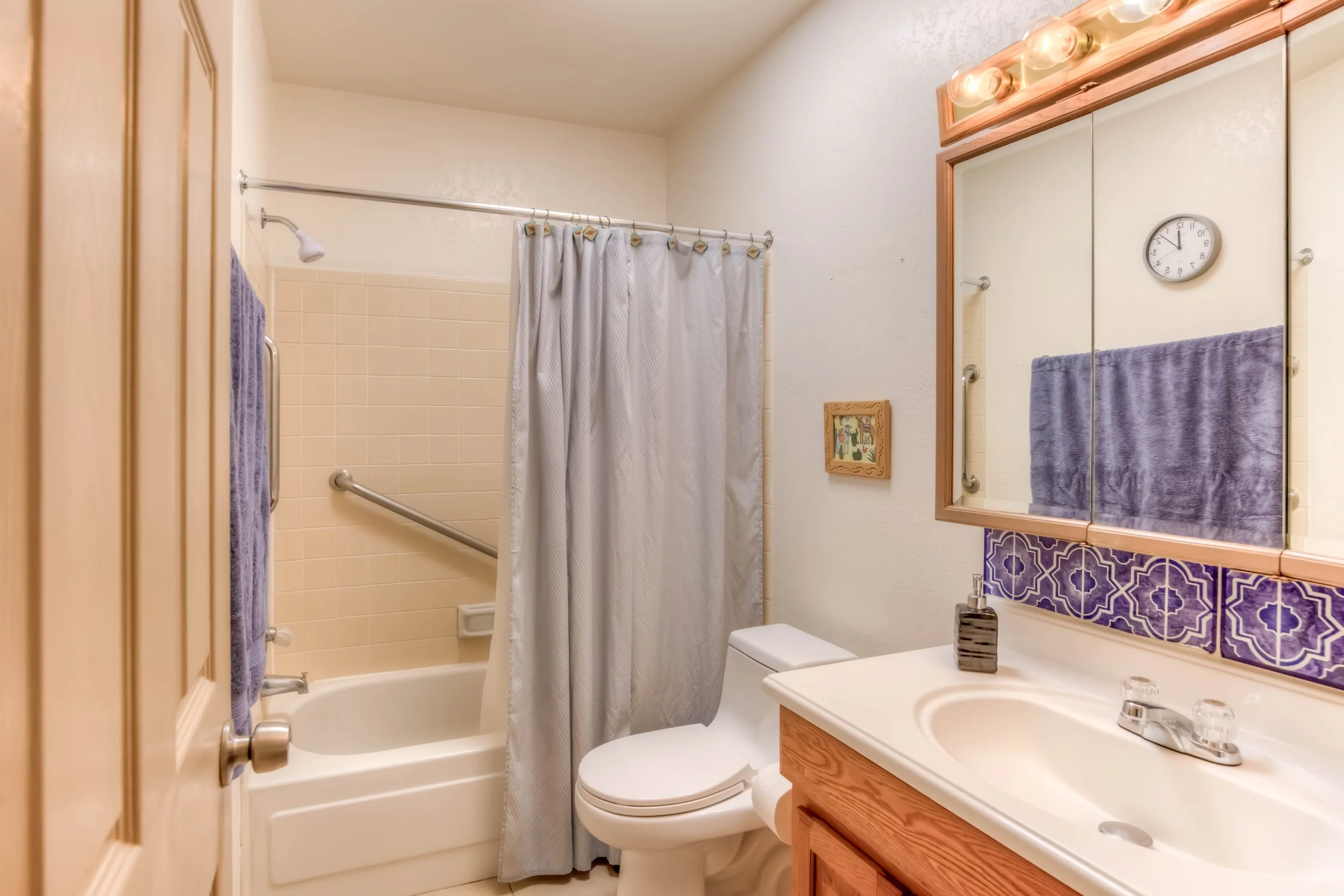 19 Main Bathroom.jpg