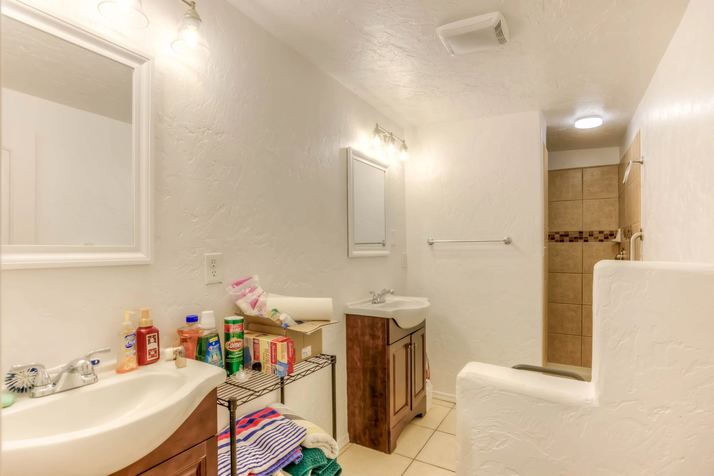 27 Main Bathroom photo a.jpg