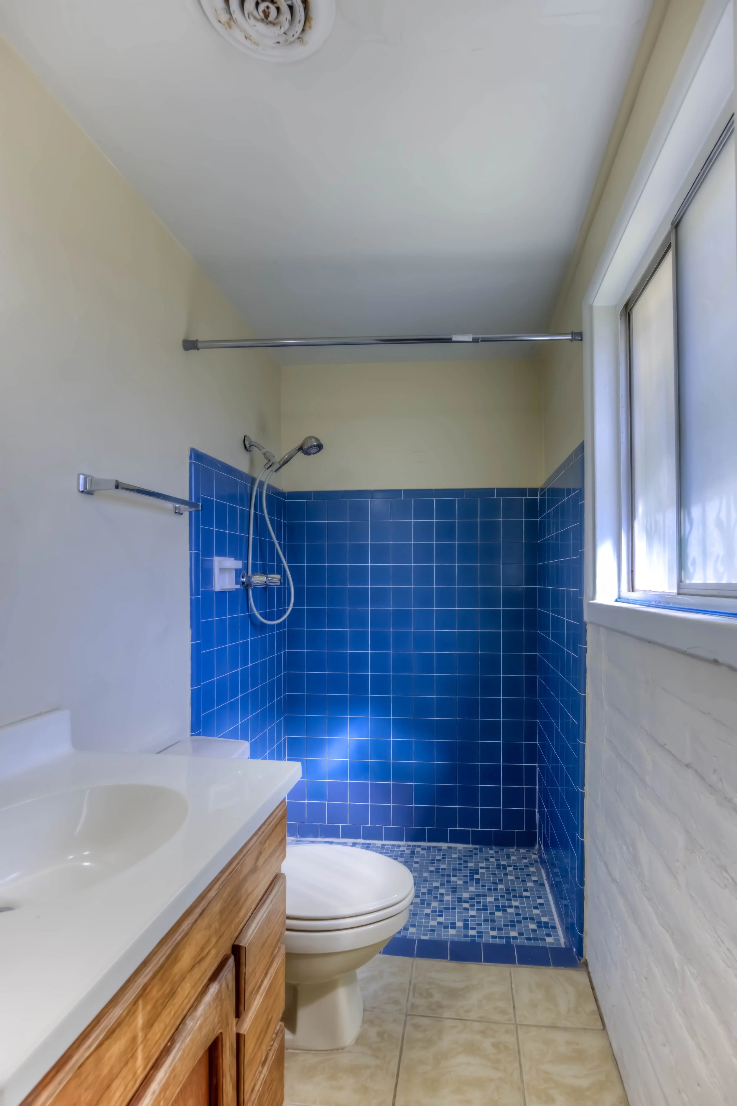 17 Main Bathroom.jpg