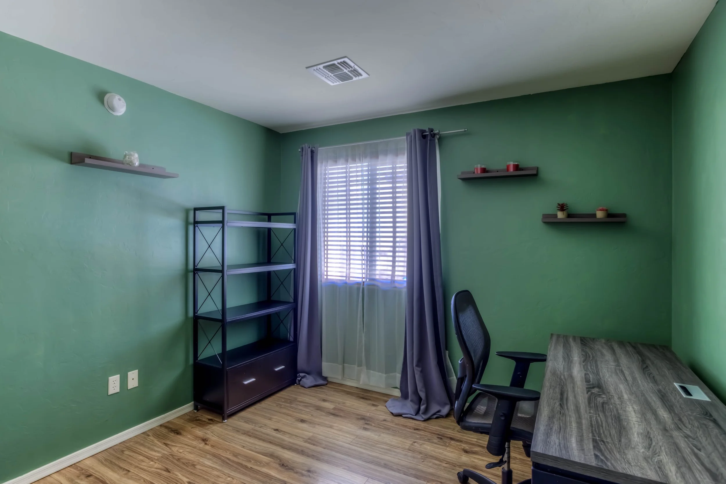 18 Bedroom 1 photo b.jpg