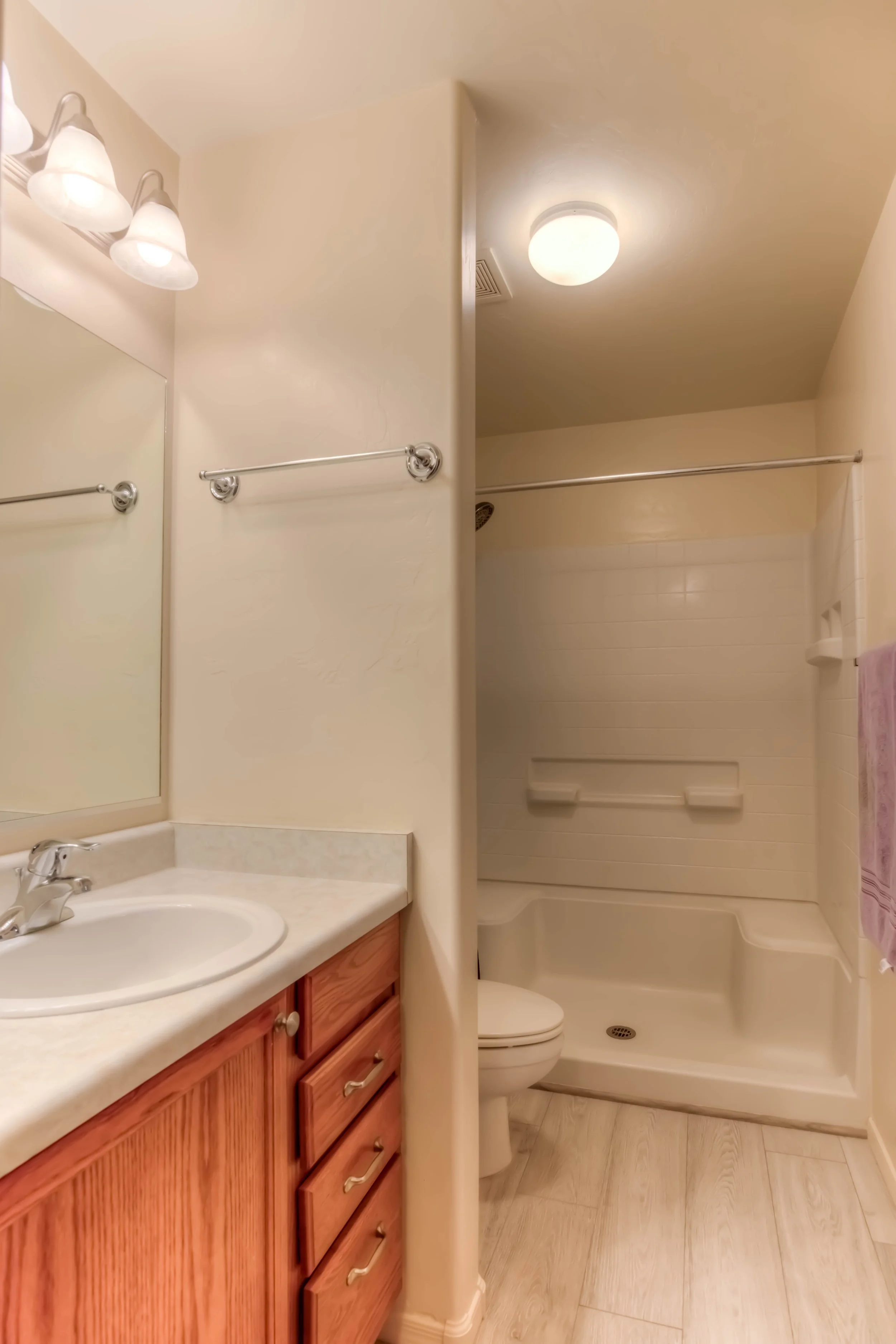 25 Main Bathroom.jpg