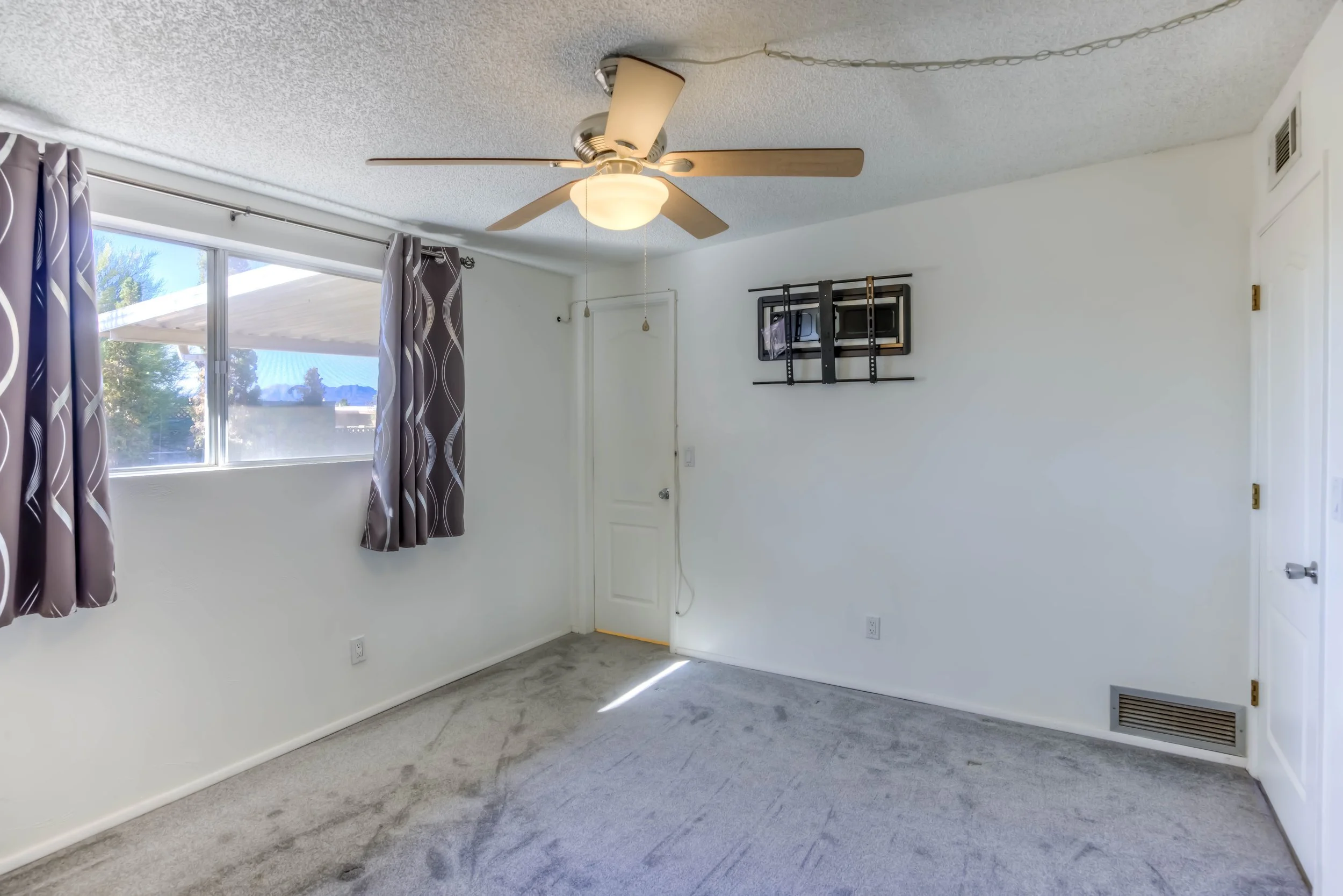 21 Main Bedroom photo b.jpg