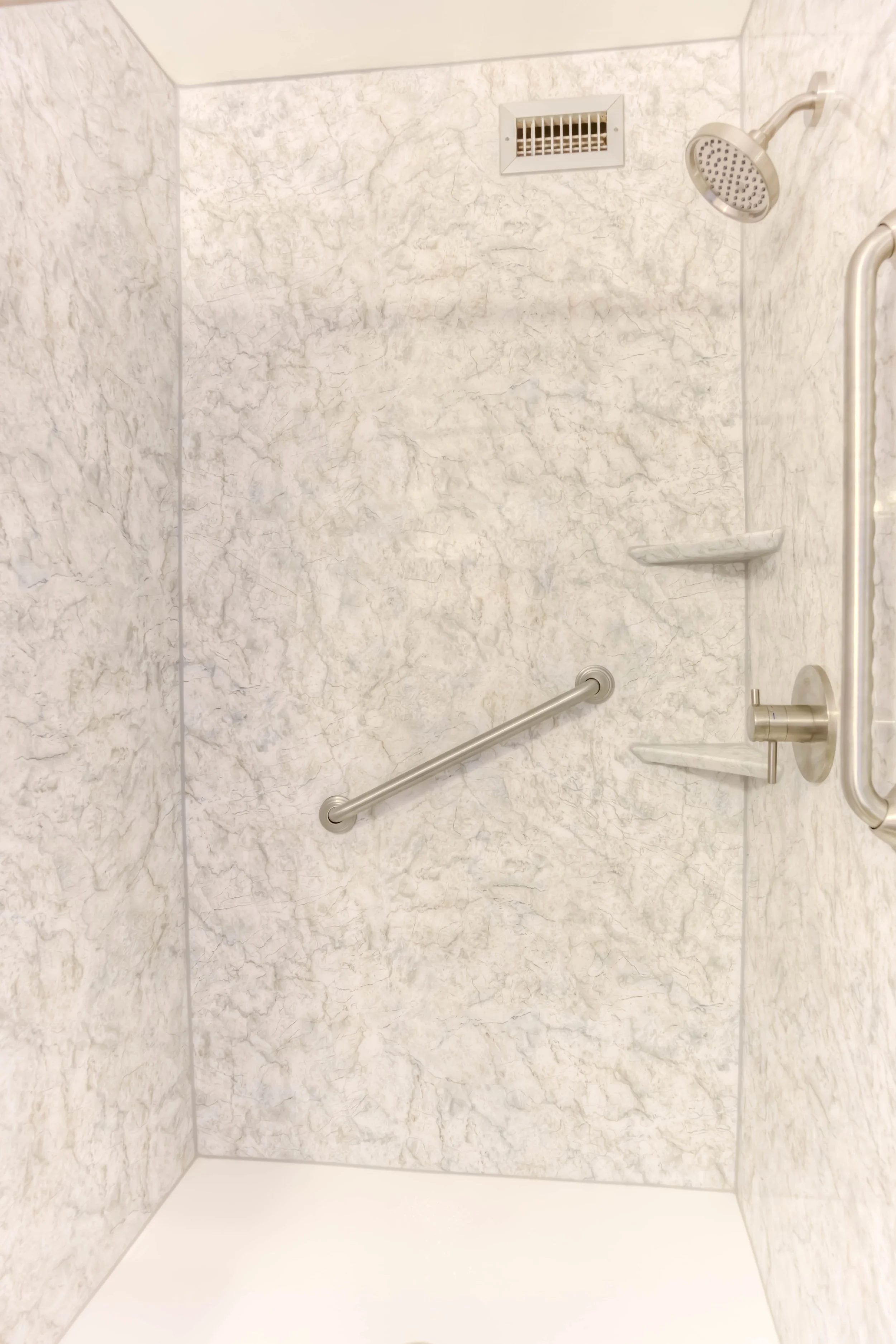 23 Main Bathroom photo b.jpg