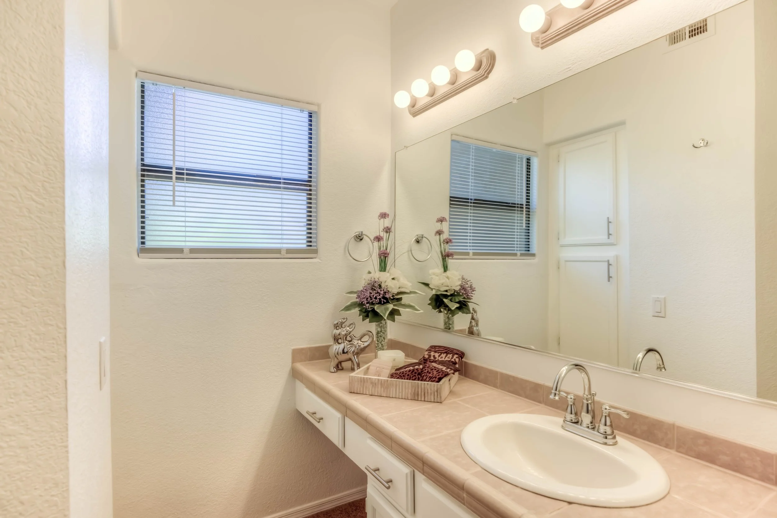 21 Main Bathroom photo a.jpg