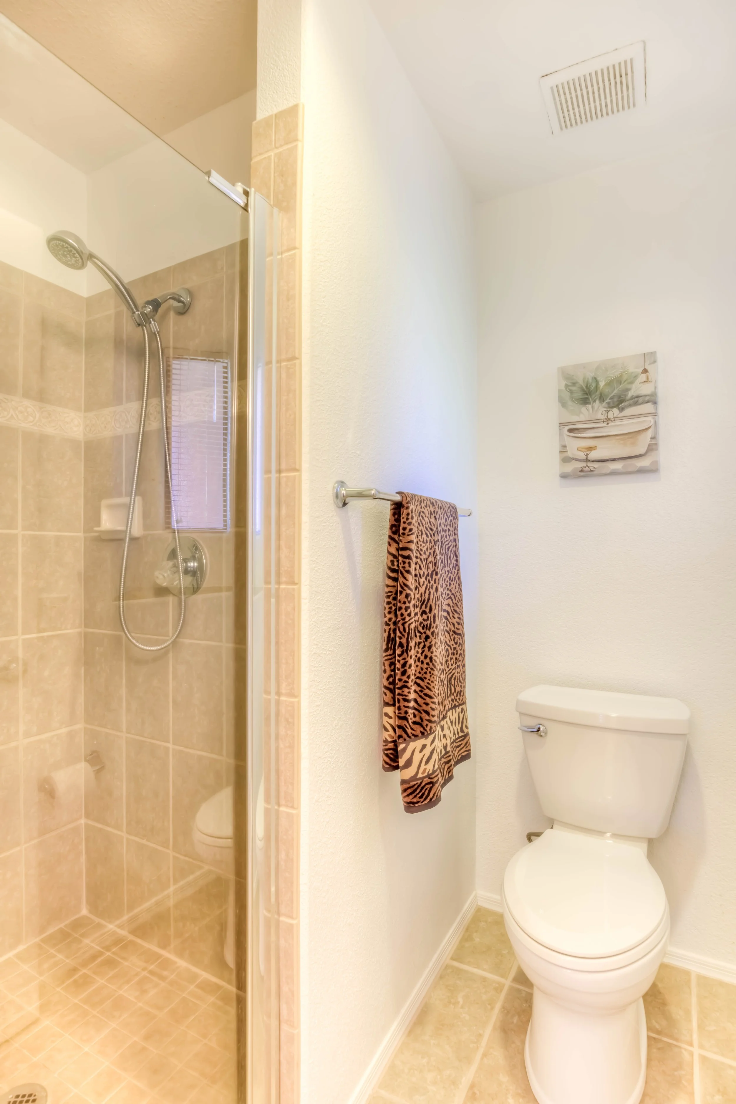 23 Main Bathroom photo c.jpg