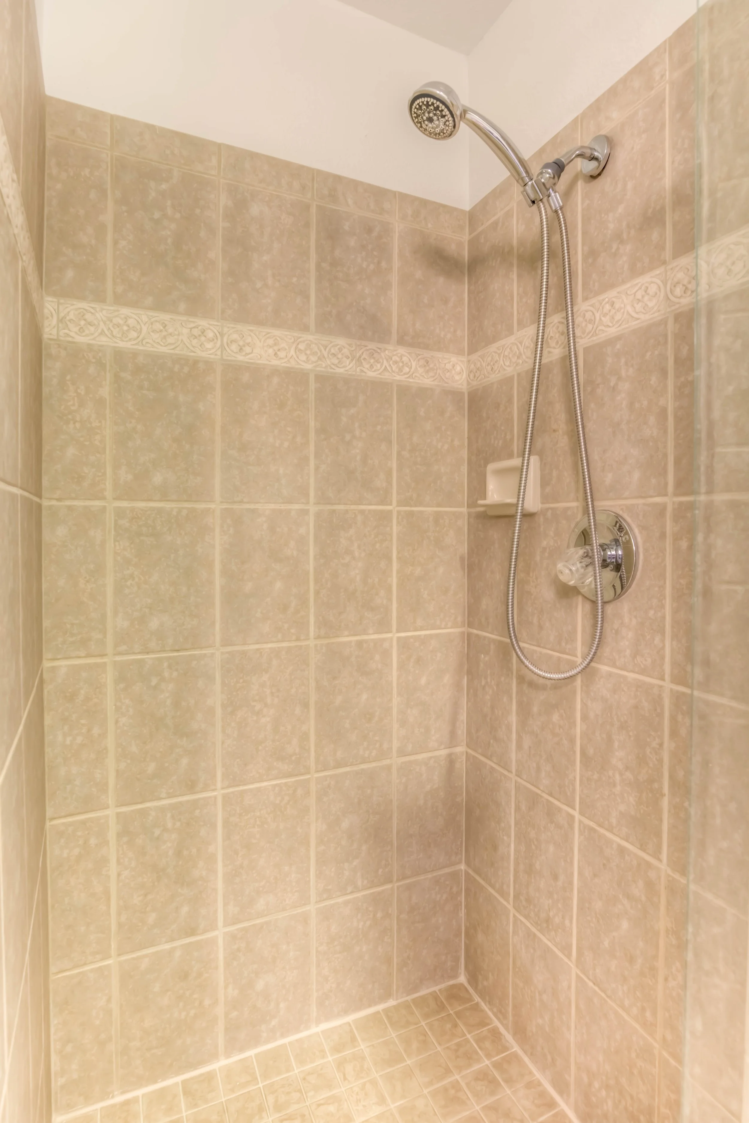 24 Main Bathroom photo d.jpg