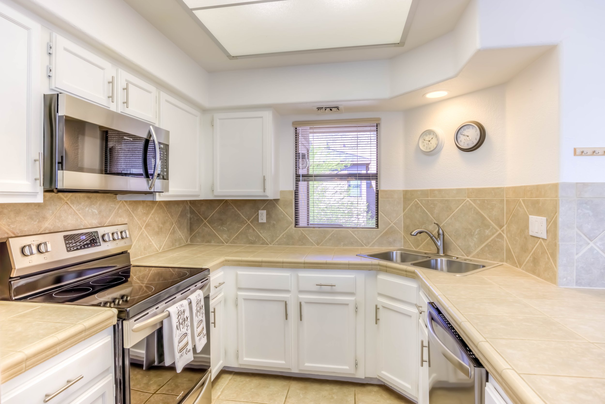 28 Kitchen photo d.jpg