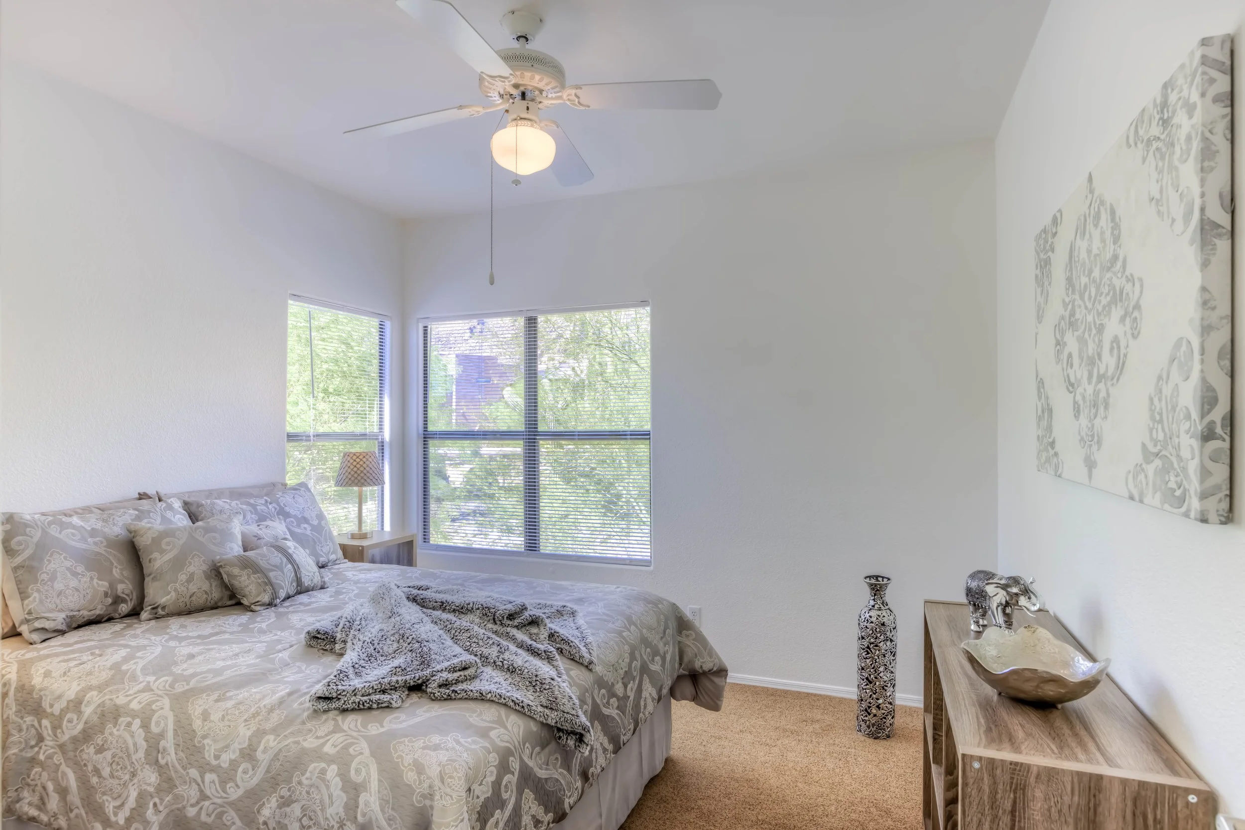 31 Bedroom photo a.jpg