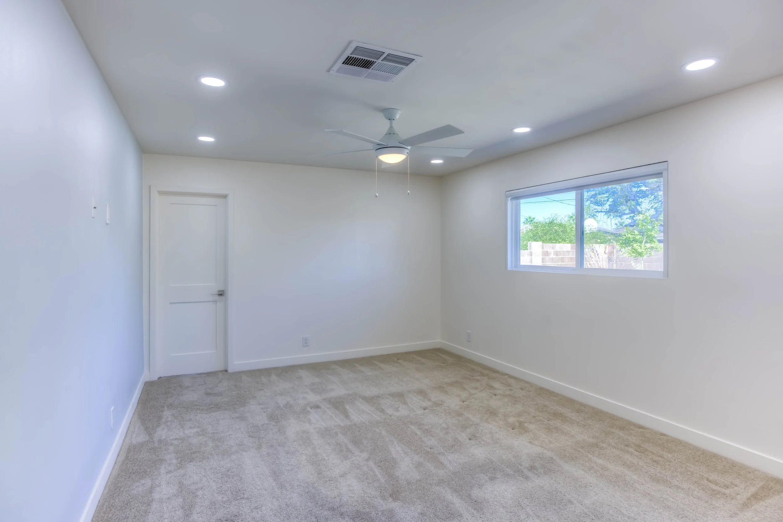 26 Main Bedroom photo a.jpg