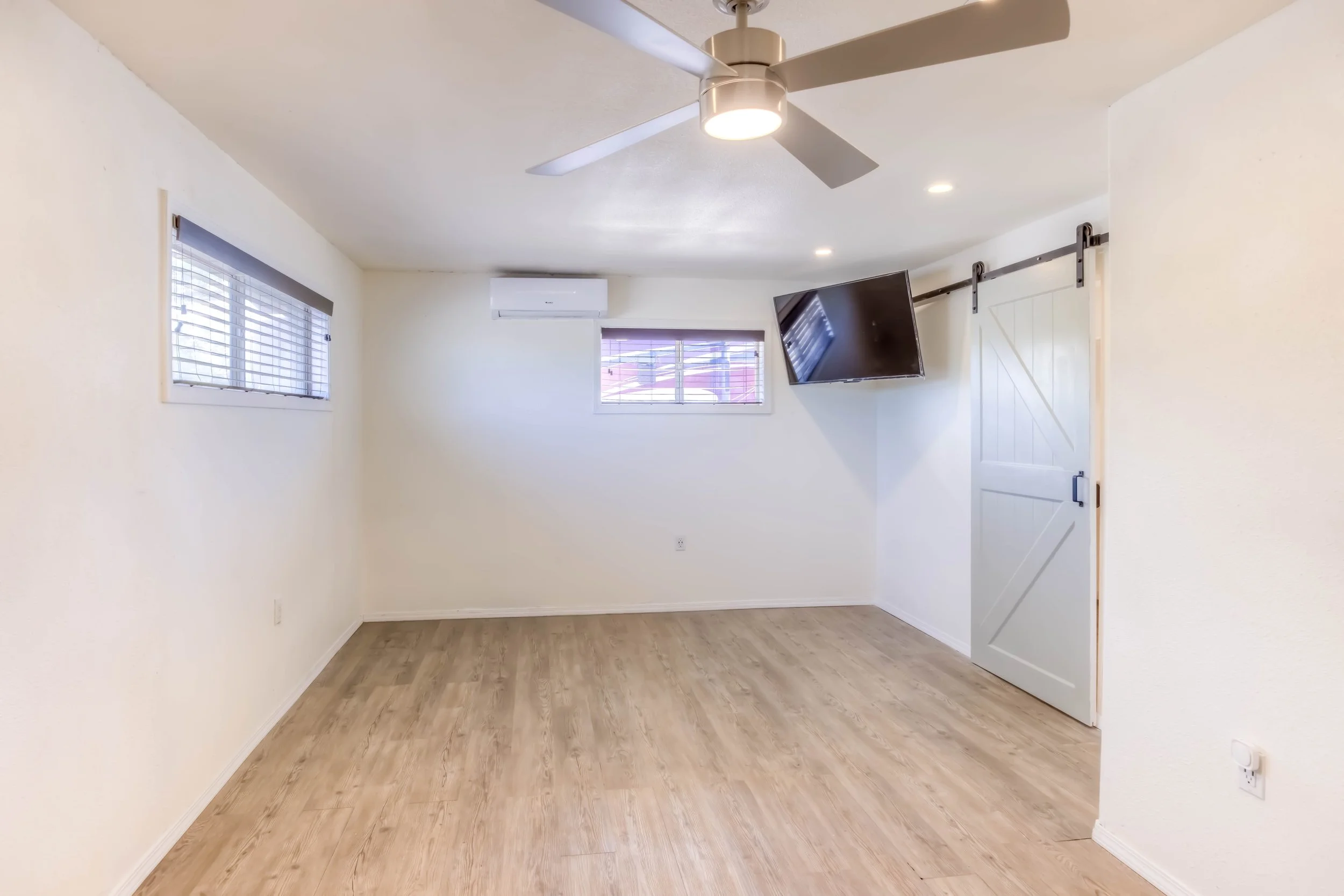 10 Bedroom 1 photo b.jpg