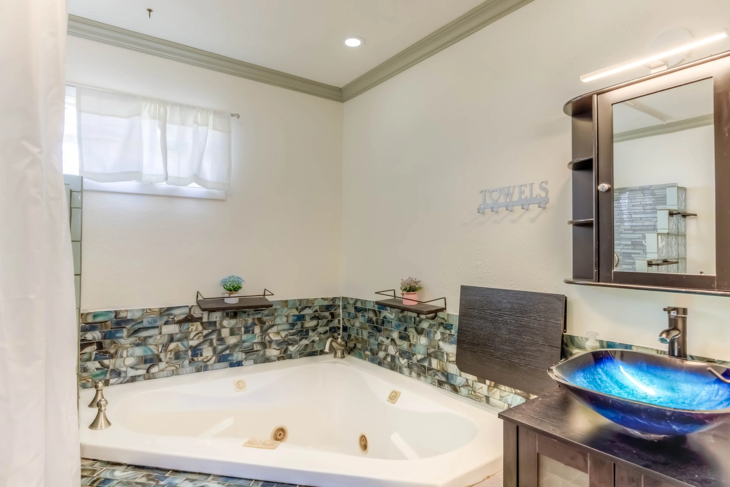 14 Bathroom 1 photo a.jpg