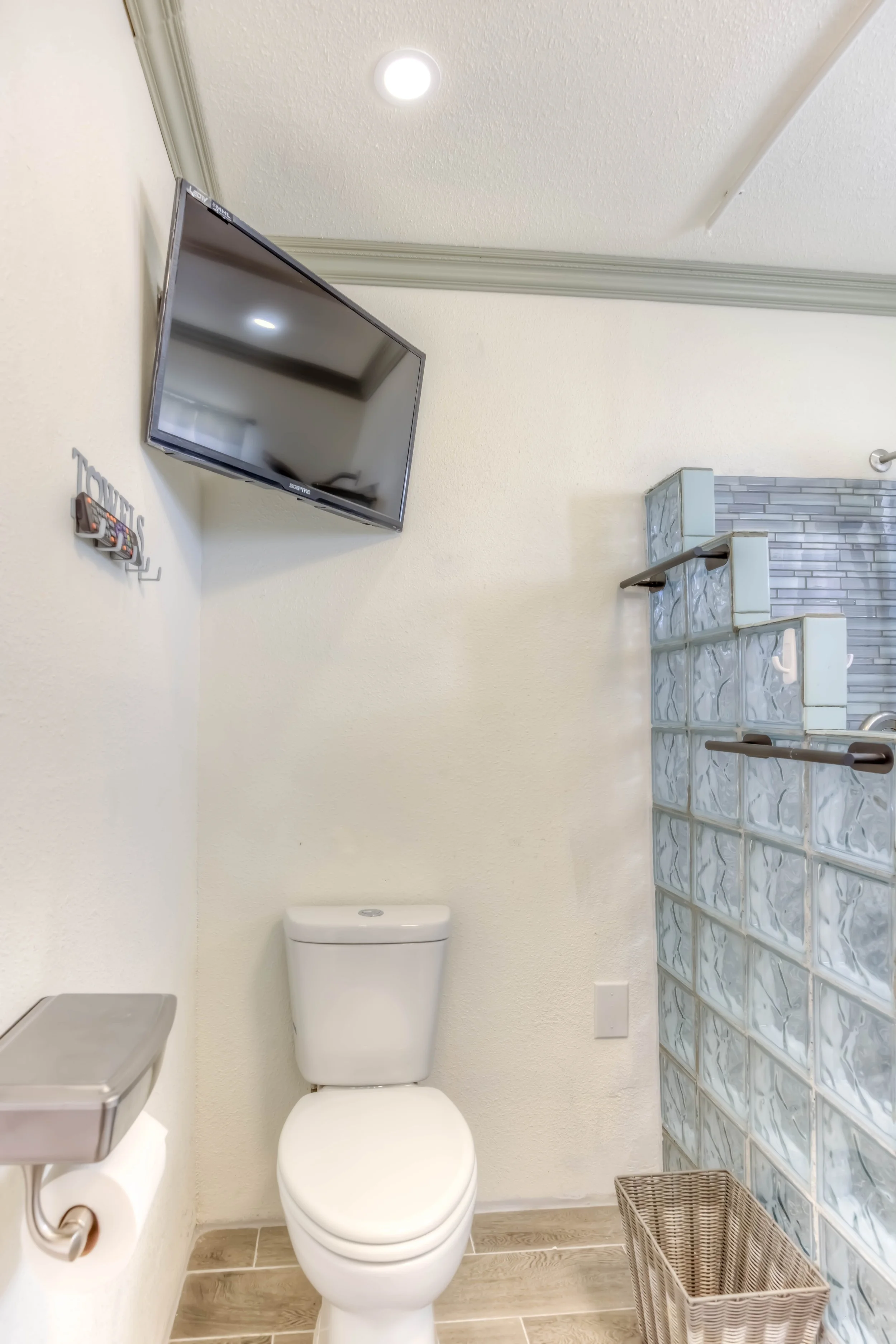 15 Bathroom 1 photo b.jpg