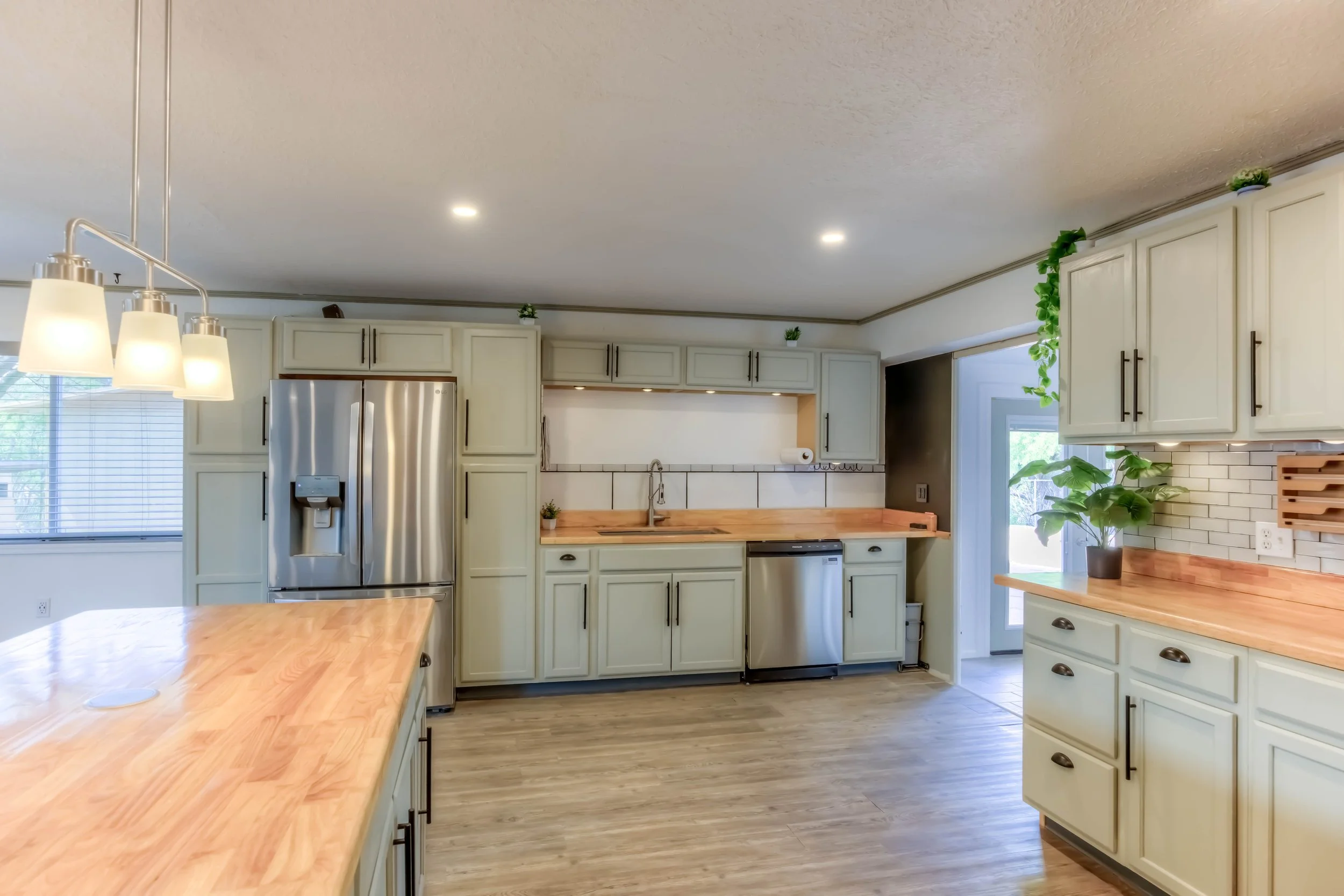 22 Kitchen photo b.jpg