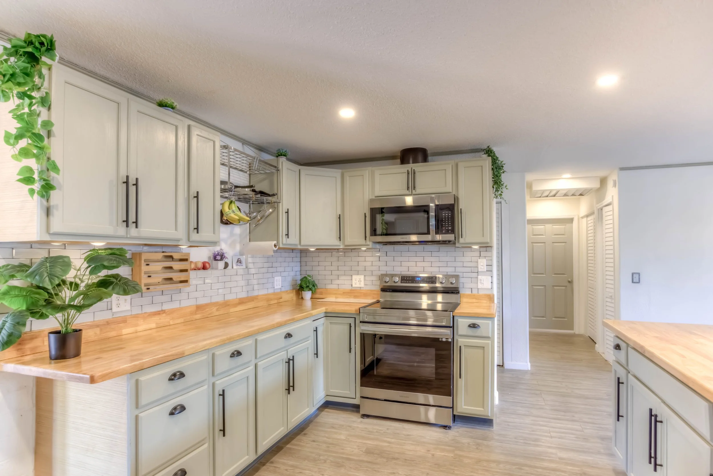 23 Kitchen photo c.jpg