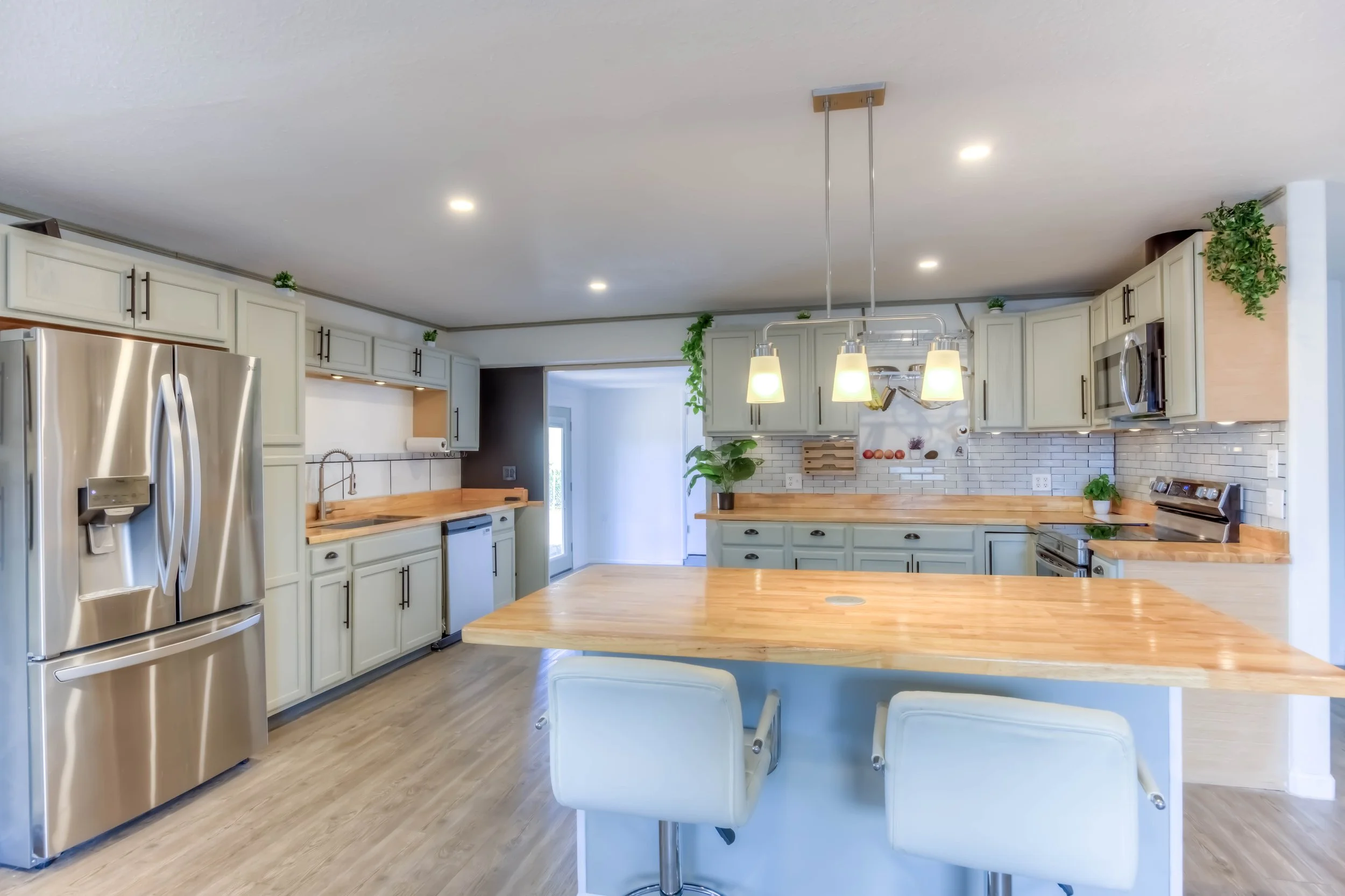 24 Kitchen photo d.jpg