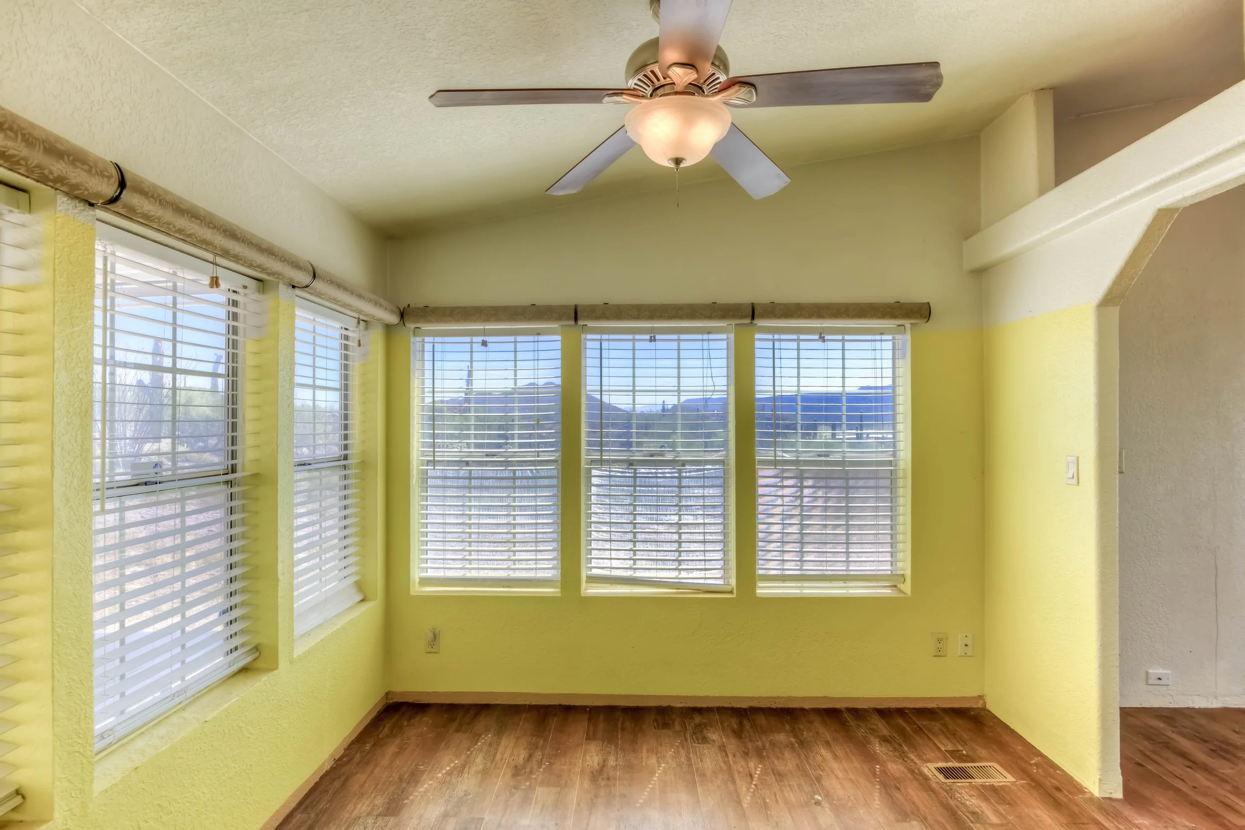 14 Dining Room photo b.jpg