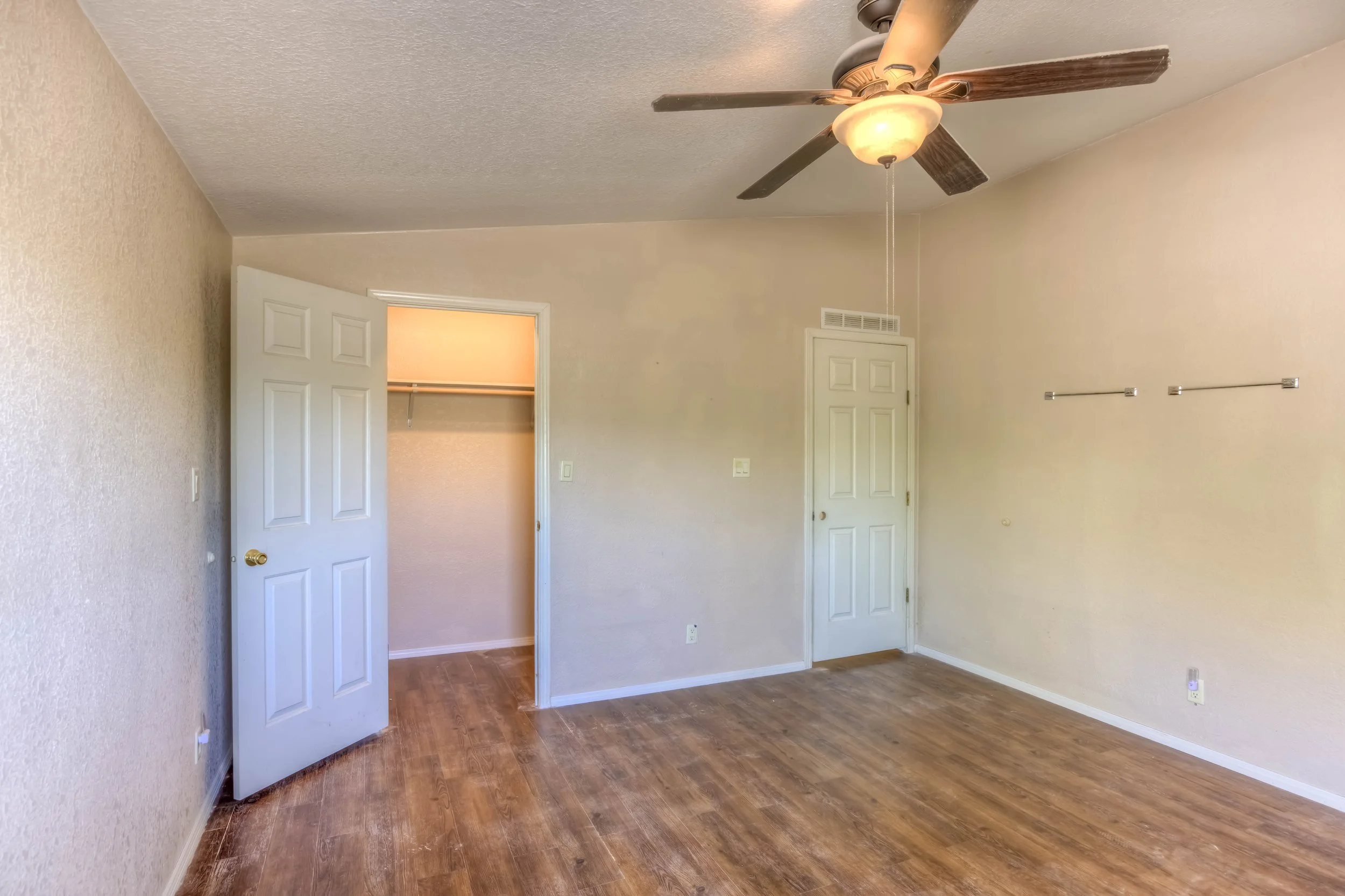 21 Main Bedroom photo b.jpg