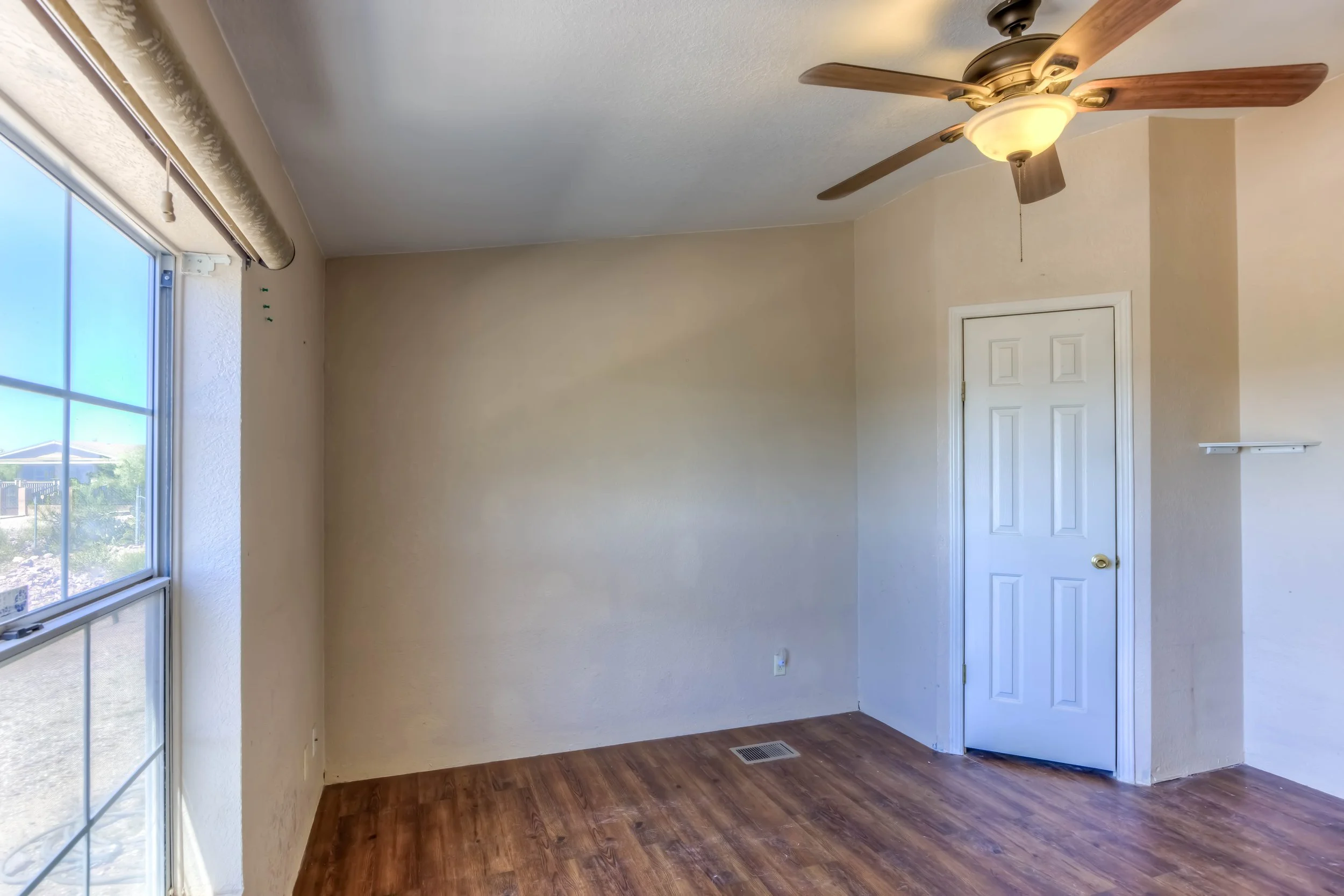 24 Bedroom photo b.jpg