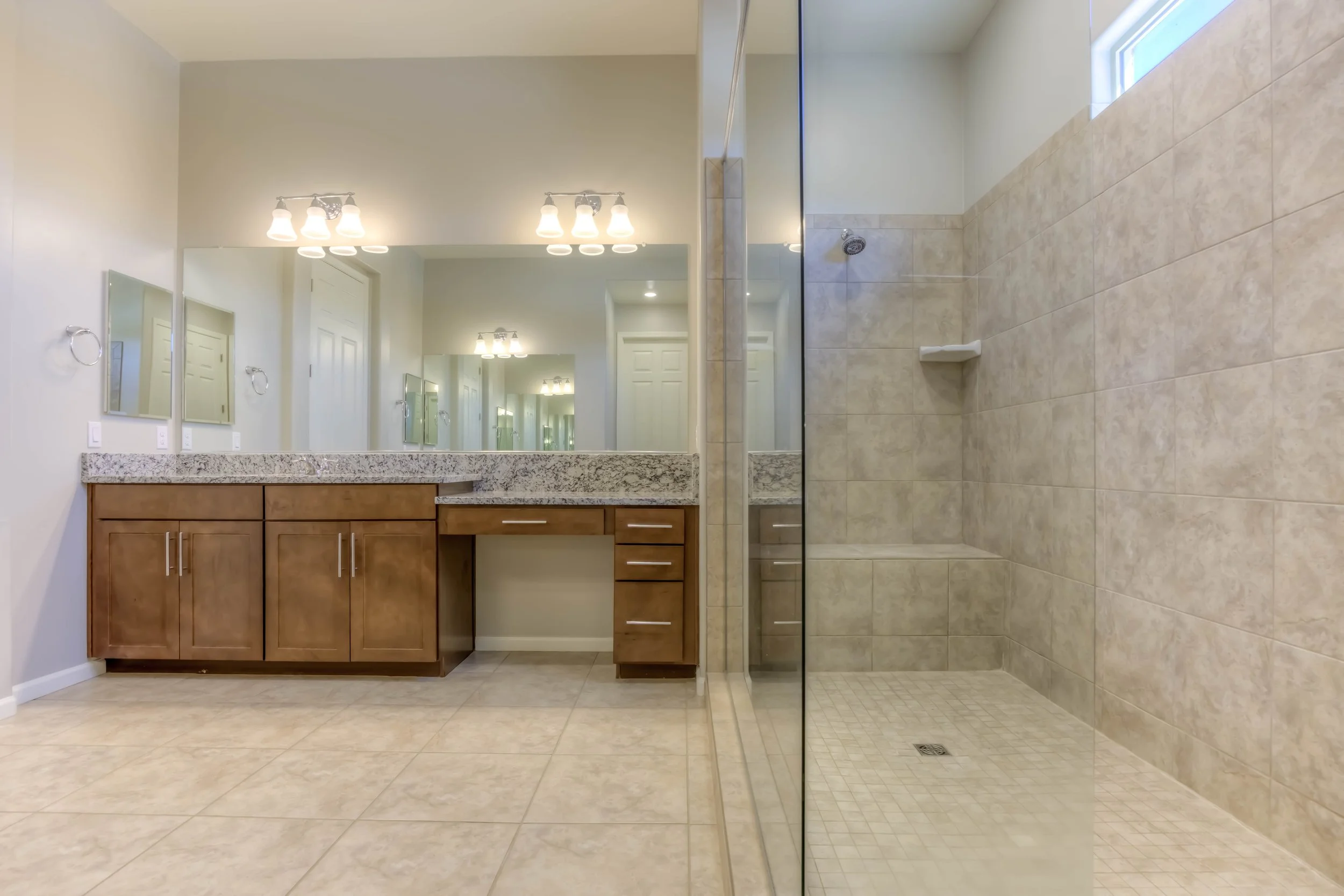 27 Main Bathroom photo a.jpg