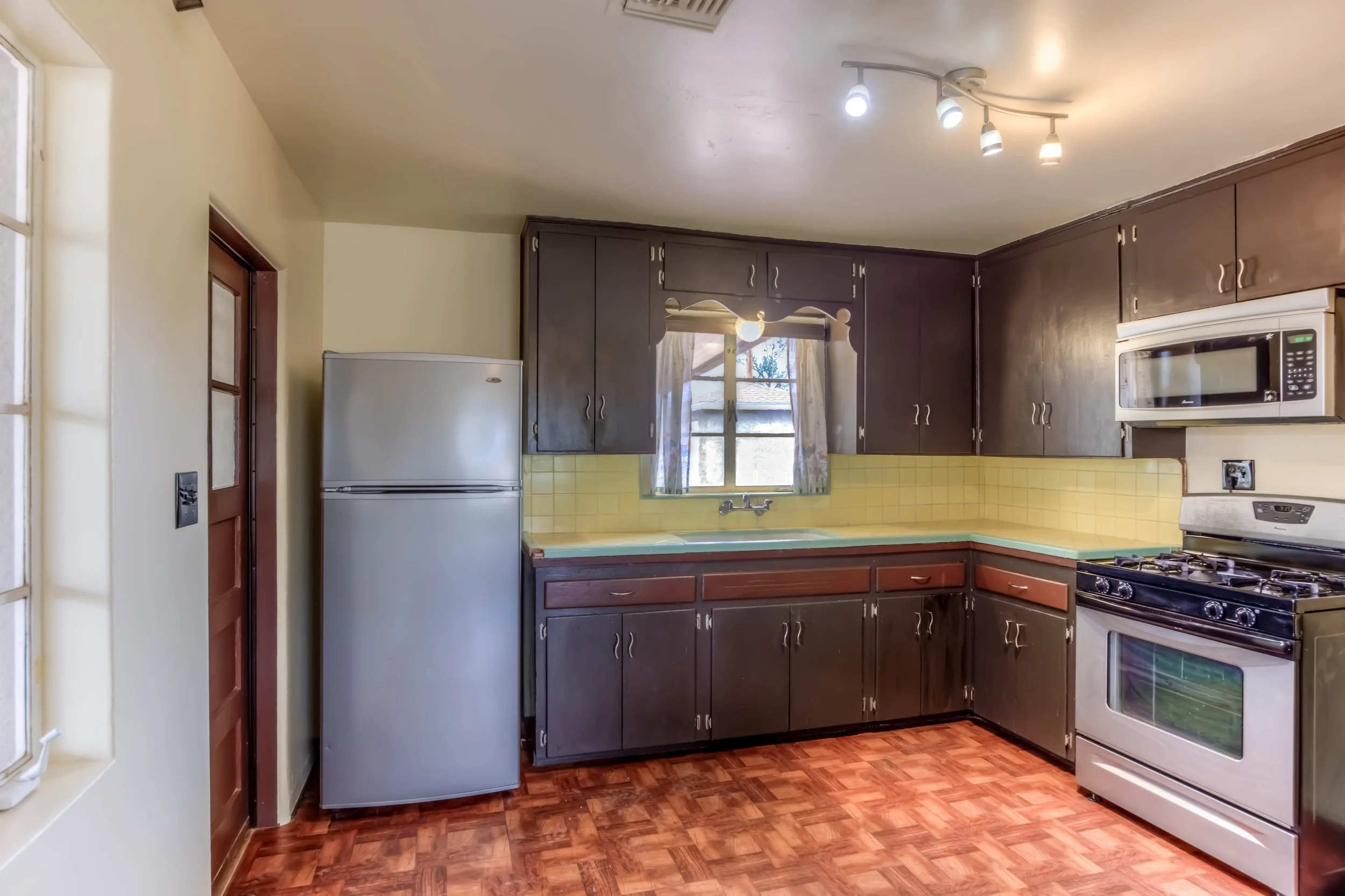 10 Kitchen photo a.jpg