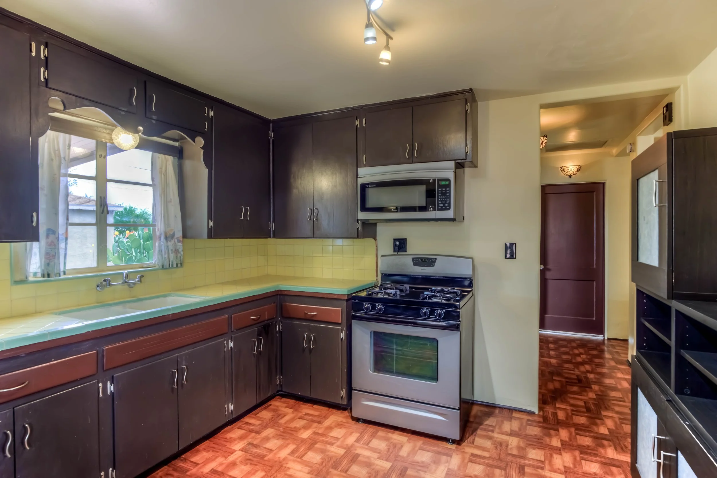 11 Kitchen photo b.jpg