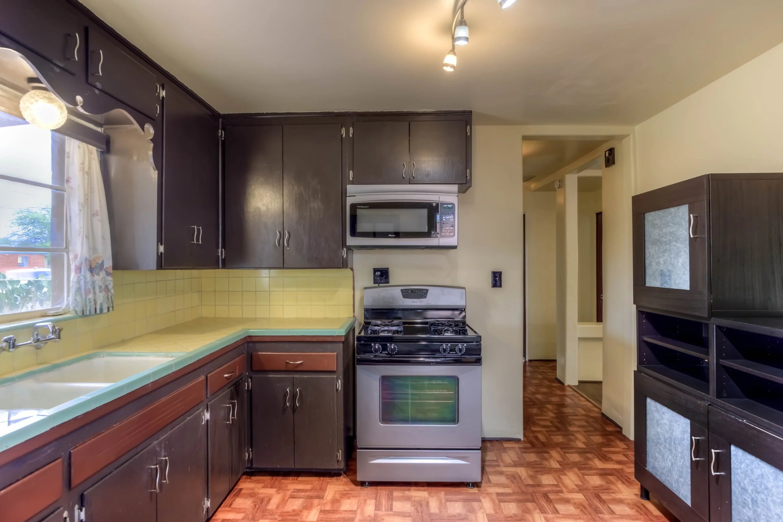 13 Kitchen photo d.jpg