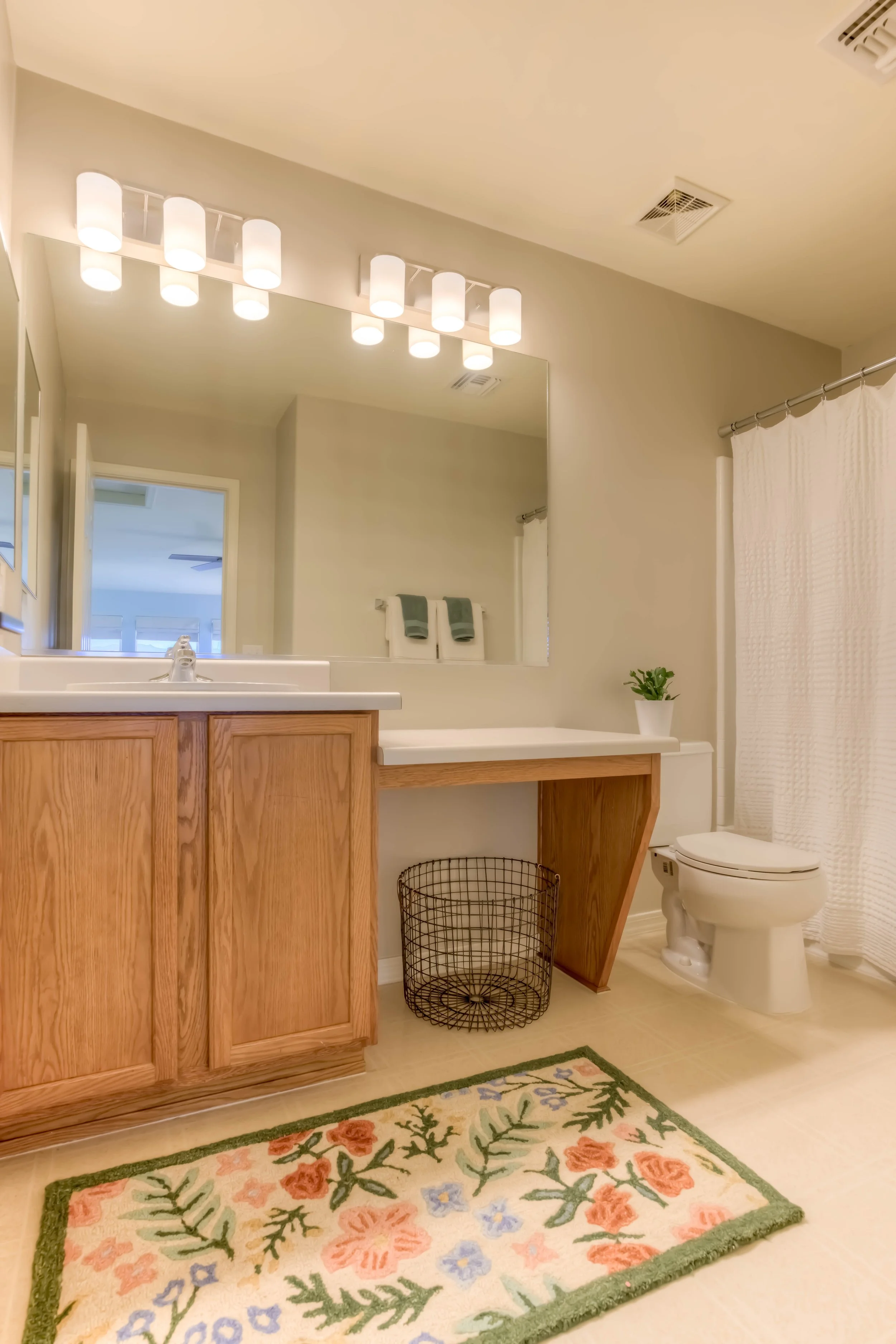 20 Bathroom 2 photo a.jpg