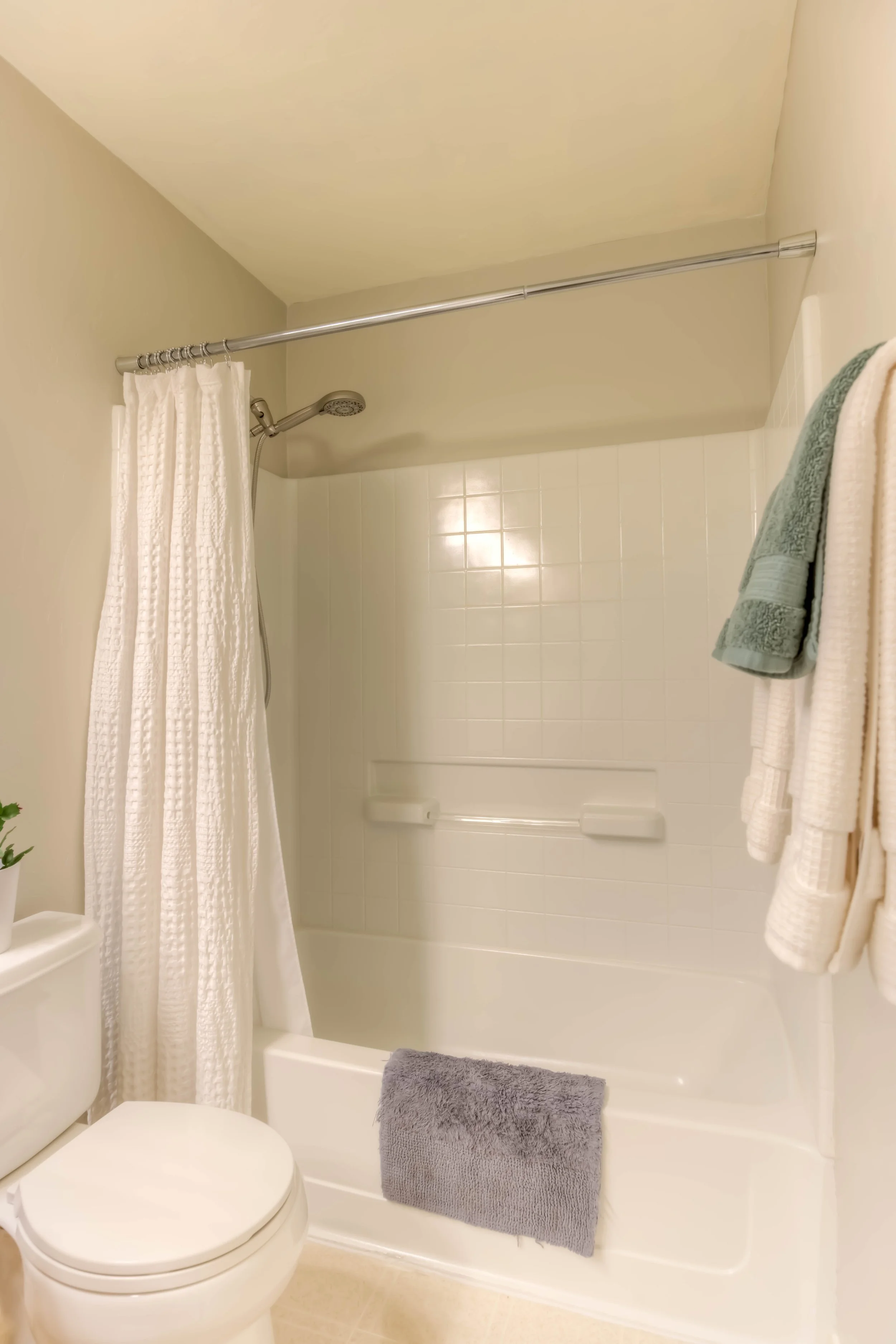 21 Bathroom 2 photo b.jpg