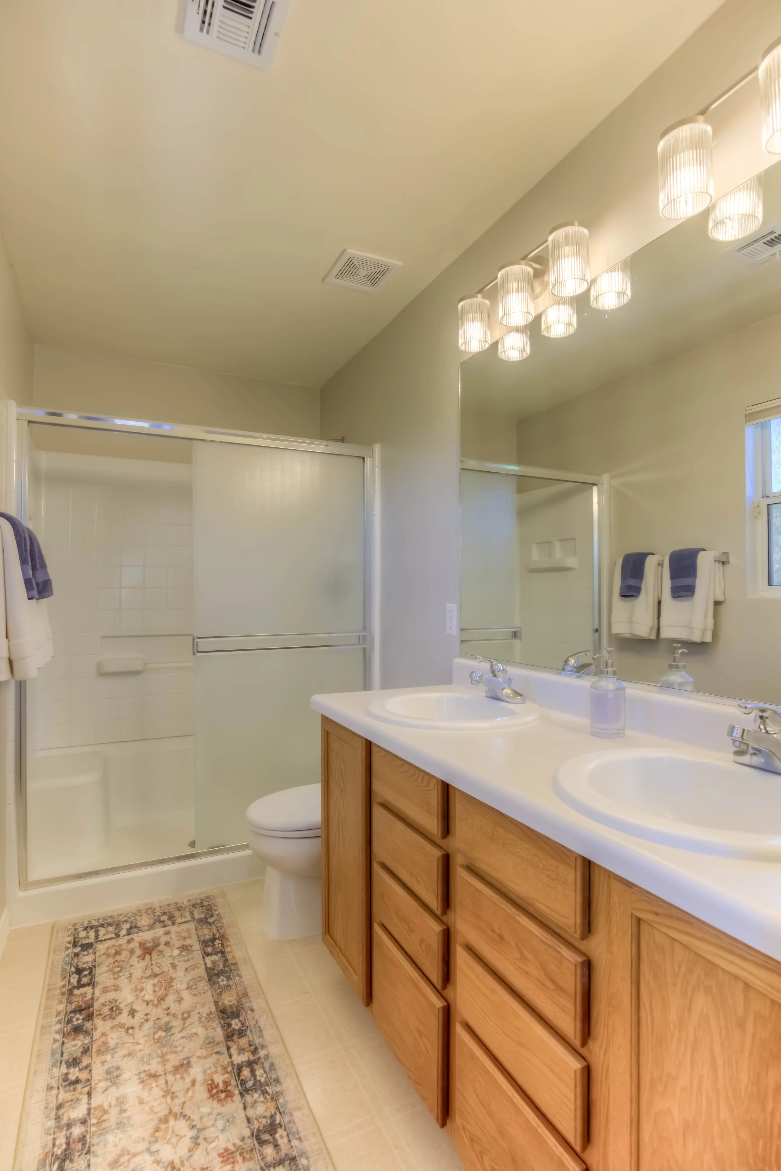 25 Main Bathroom.jpg