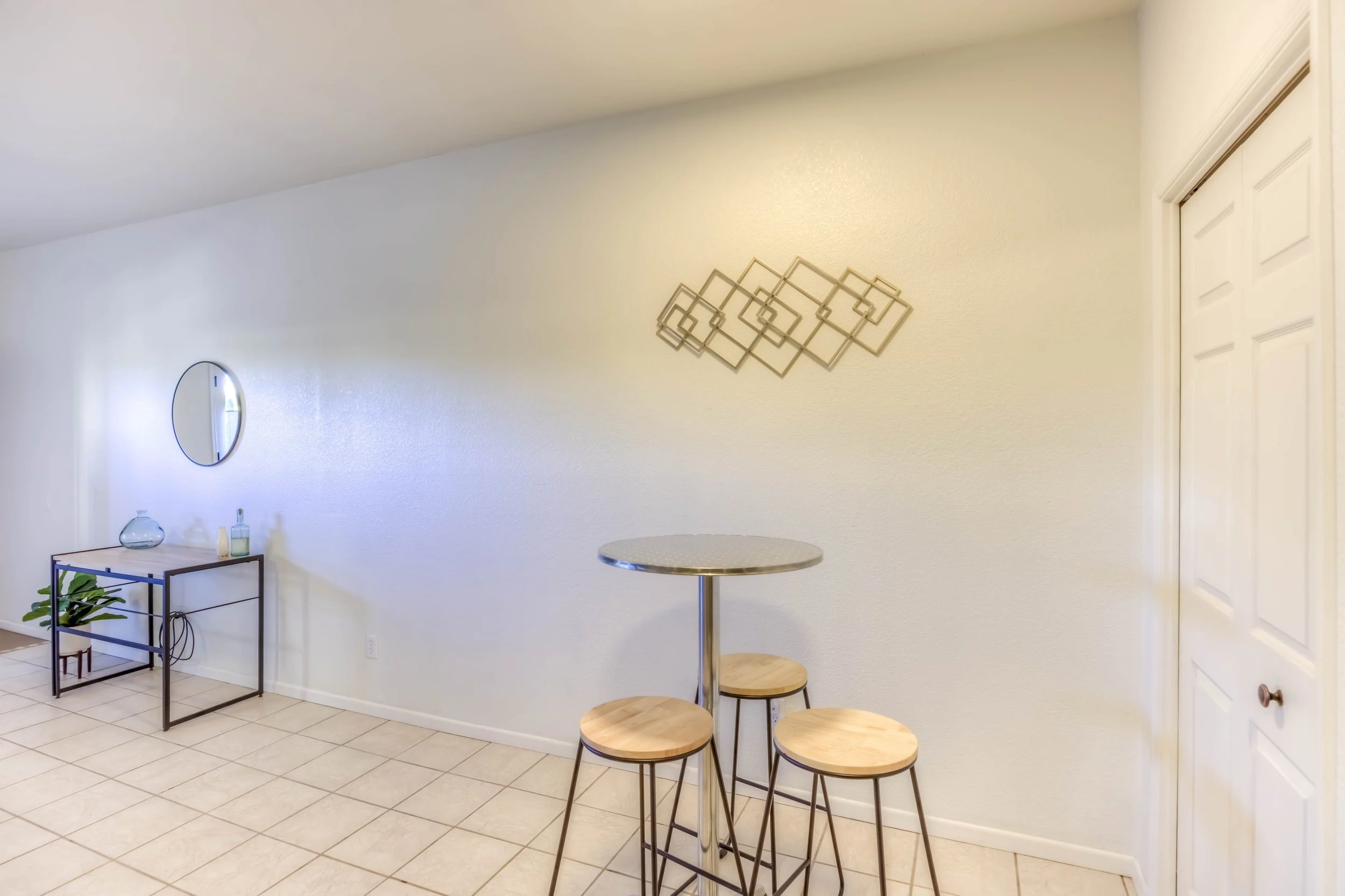 15 Dining photo b.jpg